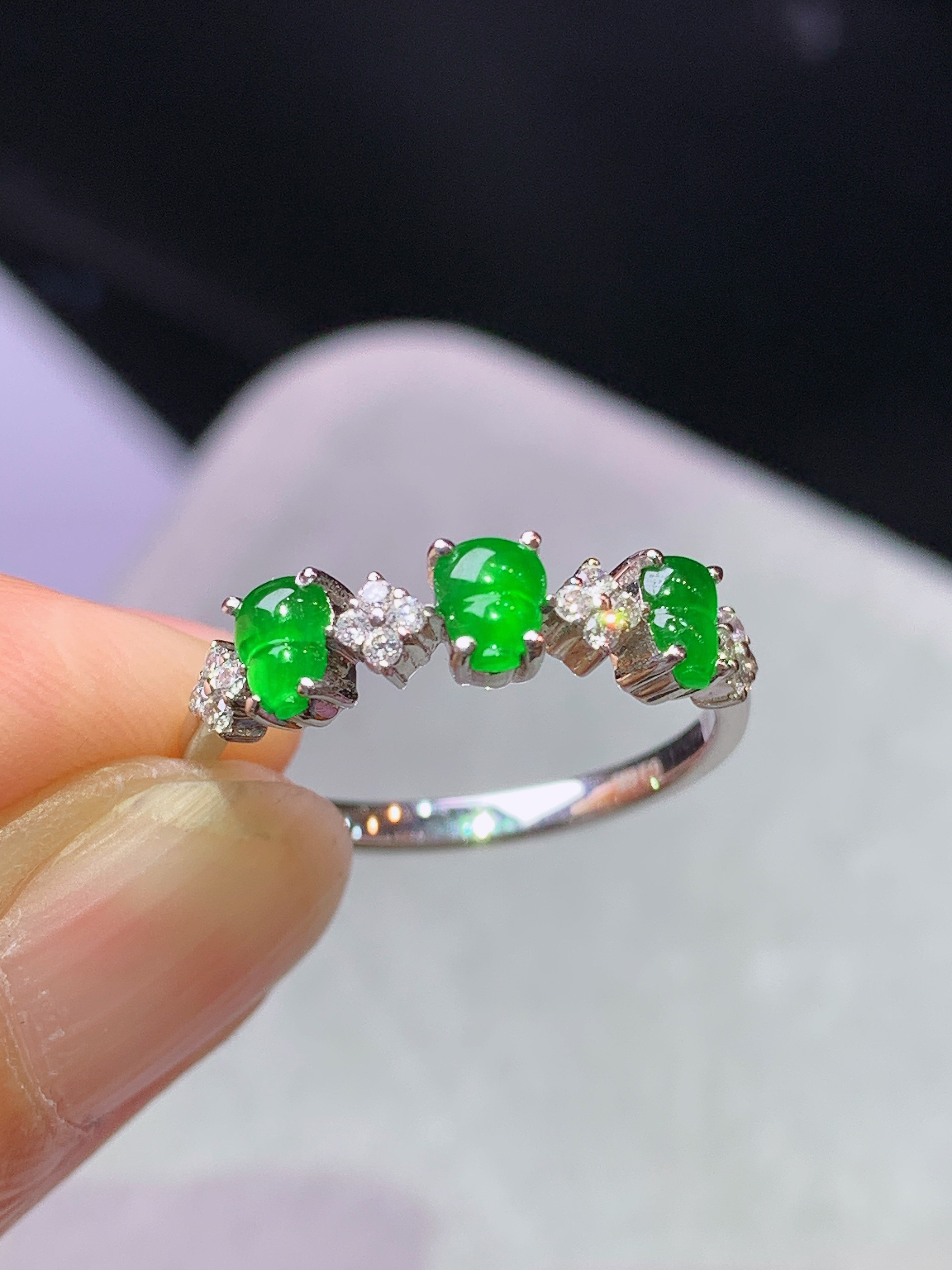 18k金钻镶嵌冰阳绿葫芦戒指 玉质细腻 色泽艳丽清新 水润亮眼 圈口13.5 裸石尺寸4.3*3.2f1