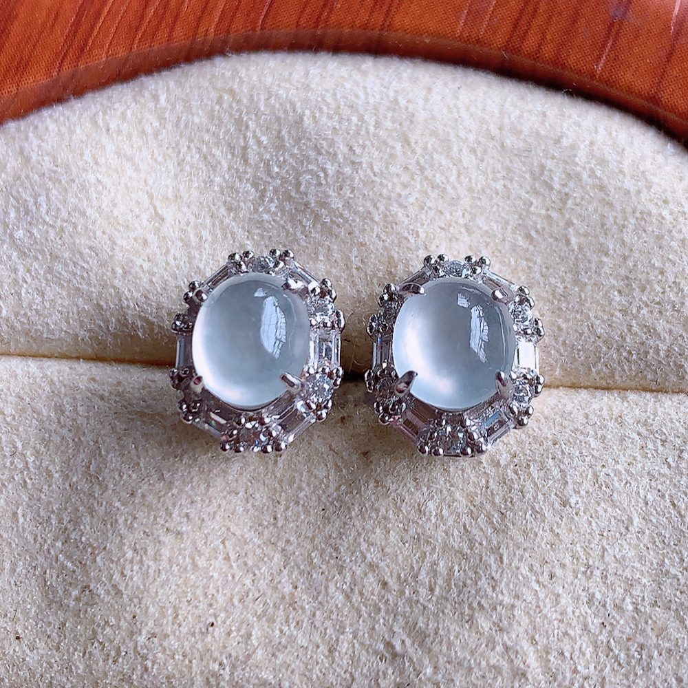 冰种翡翠925银镶嵌蛋面耳坠，自然光实拍，翠色灵动，颜色漂亮，种老水足，品相佳，佩戴佳品！W502.422取一整体尺寸：10.4-6.7mm 裸石尺寸：6.3-5.3mm