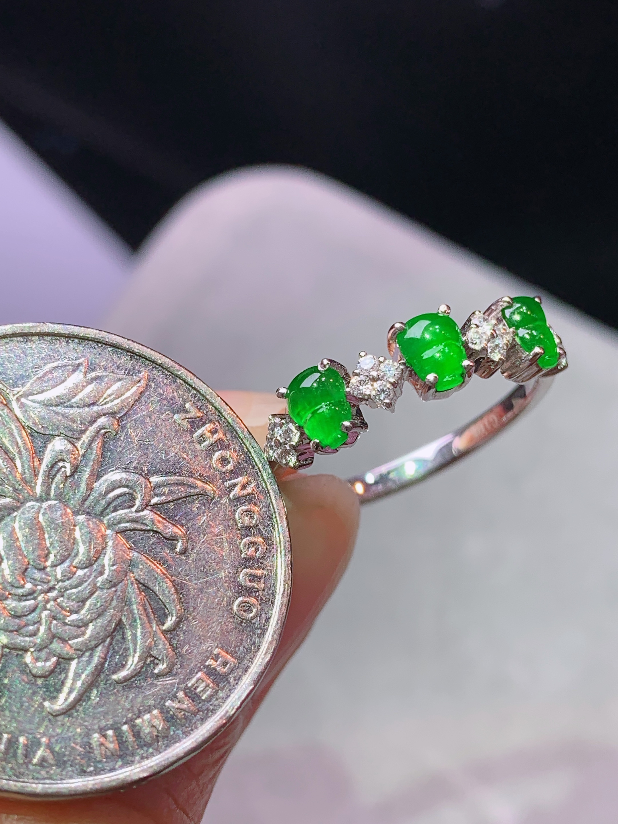 18k金钻镶嵌冰阳绿葫芦戒指 玉质细腻 色泽艳丽清新 水润亮眼 圈口13.5 裸石尺寸4.3*3.2f1