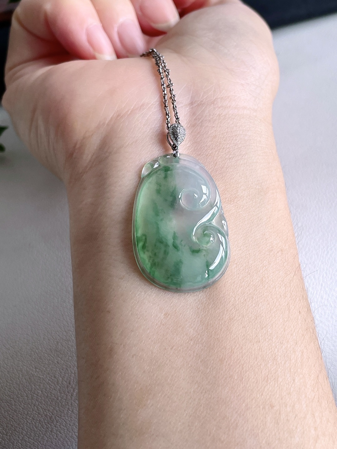 【镶嵌】如意吊坠，【说明】缅甸 18k金镶嵌 无裂 性比高，【整体】42，【裸石】35-22.2-