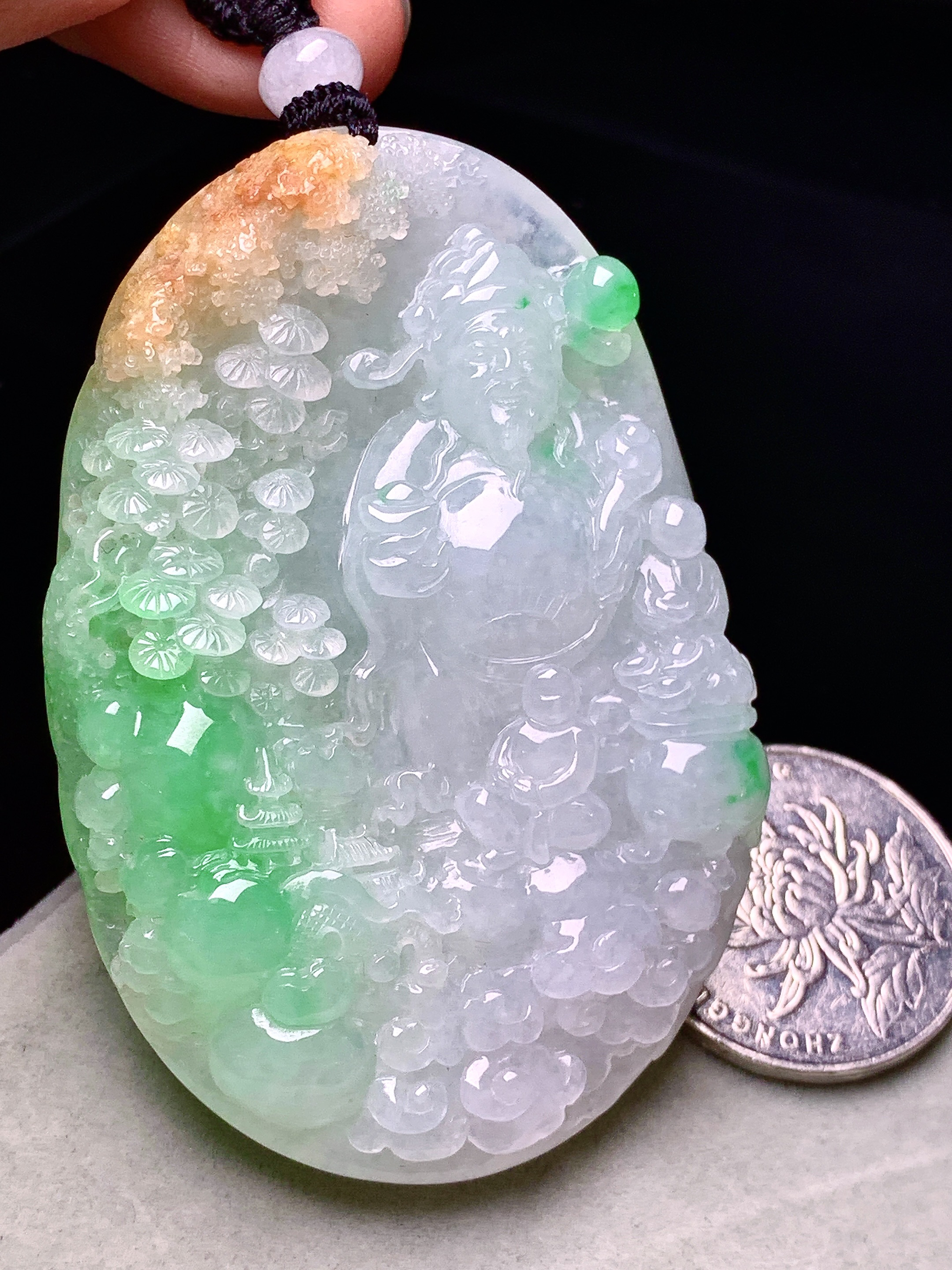 飘黄绿翡山水财神吊坠 玉质细腻 色泽艳丽清新 水润亮眼 整体尺寸66.2*44.7*12w1