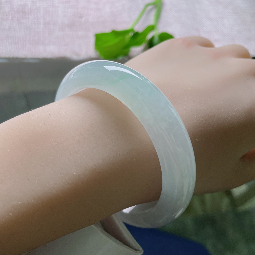 56.4/12.3/9，淡紫淡绿正圈，似灵气凝结，紫为氤氲，绿为生机。一点皮纹，ss49464a