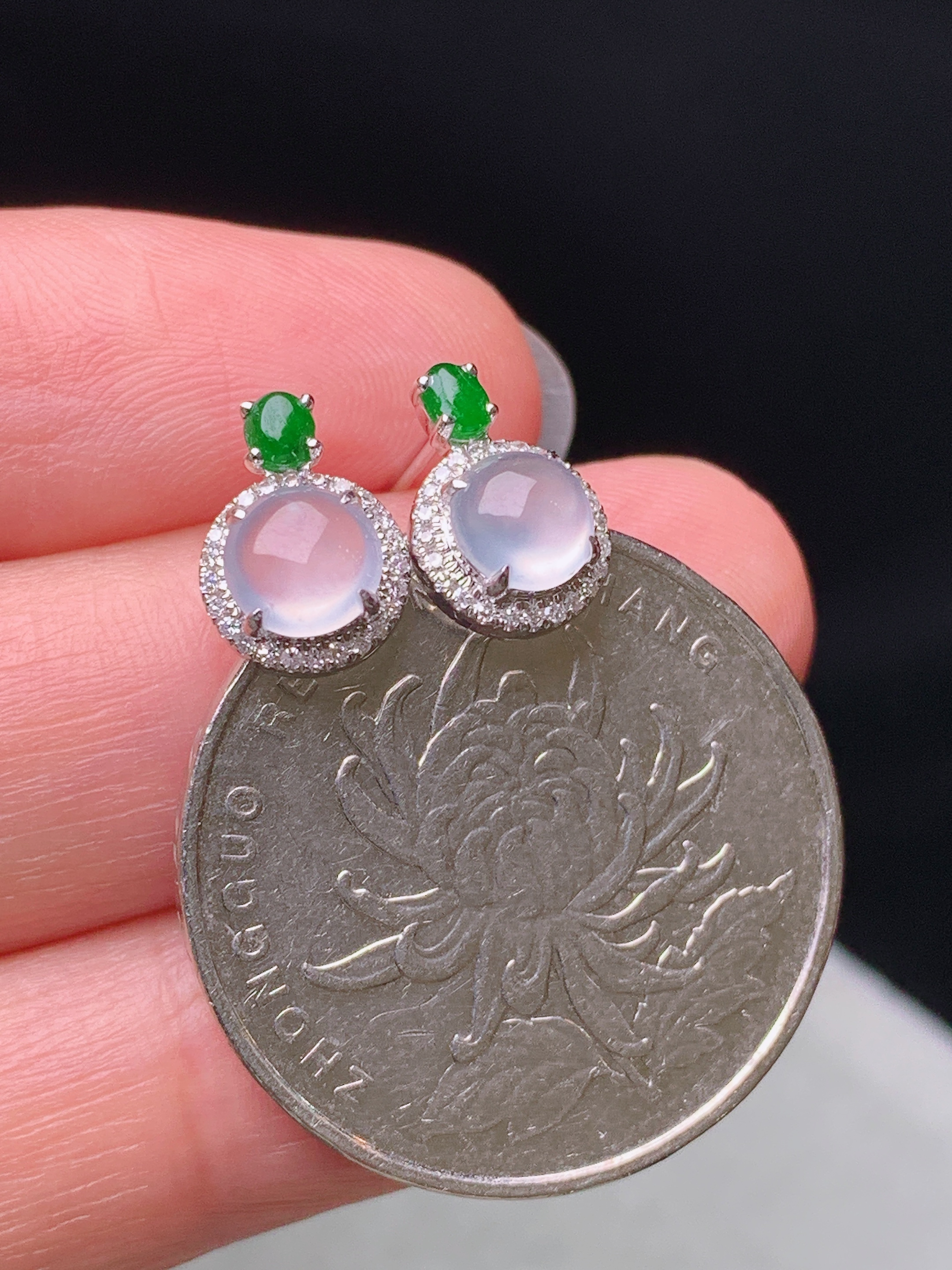 18k金钻镶嵌冰种蛋面耳钉 玉质细腻 色泽艳丽清新 水润亮眼 整体尺寸10.3*7.5*4b2