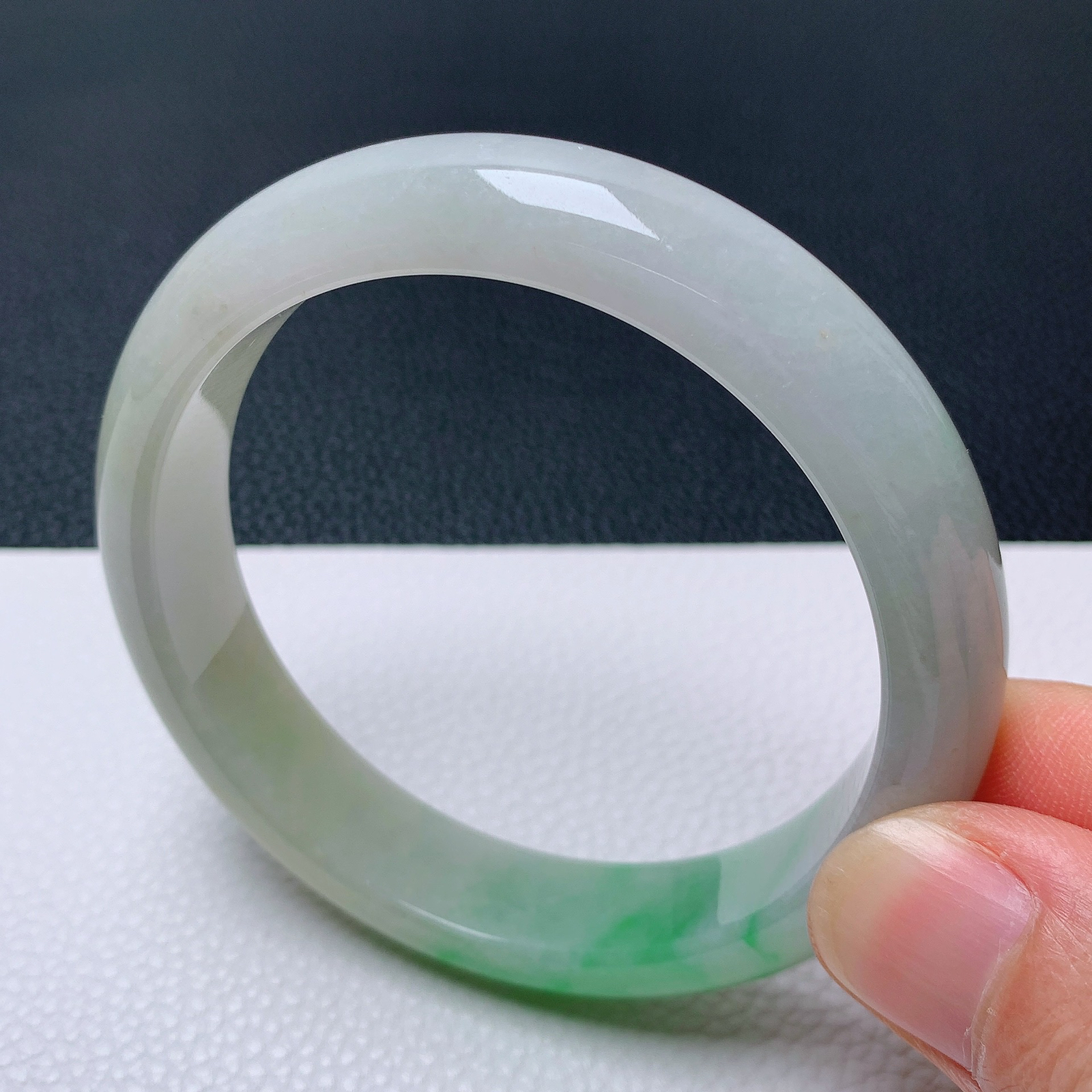 天然翡翠圈口58-59老坑黄加绿手镯 玉质细腻 种水好 尺寸：58.9-12.9-8mm  M88