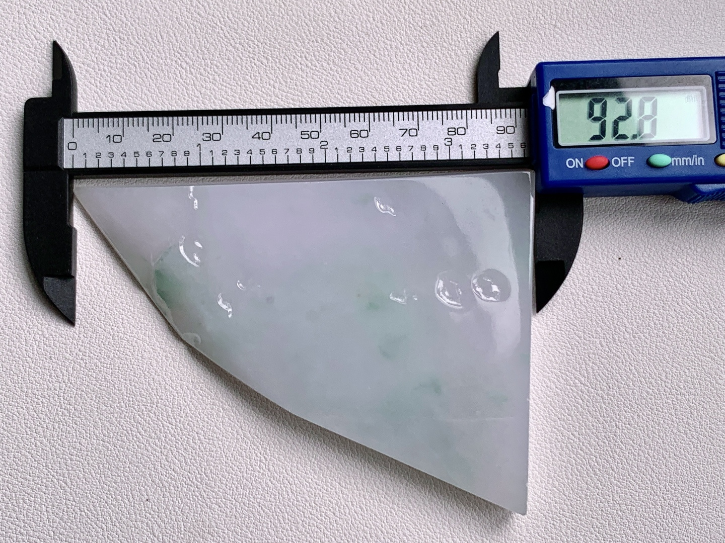 ️冰飘花/牌子料/片料/板料/特色料题材：可做牌子、人物、山水、动物、花件……等推荐参考尺寸：92.8-69.3-7.3重量：95.3克材料优选•紫雾凝烟浮翠影，冰魂透骨蕴春光。•此料为冰飘花春带彩片料，紫韵交融春绿，冰润通透如晨雾凝霜，取“紫气东来，春和景明”之意境。大料整取，形制规整，留白充足，既宜简约素牌彰显清雅，亦可雕琢山水人物绘就诗意，适配多元创作，是藏家与匠心创作的优质之选。