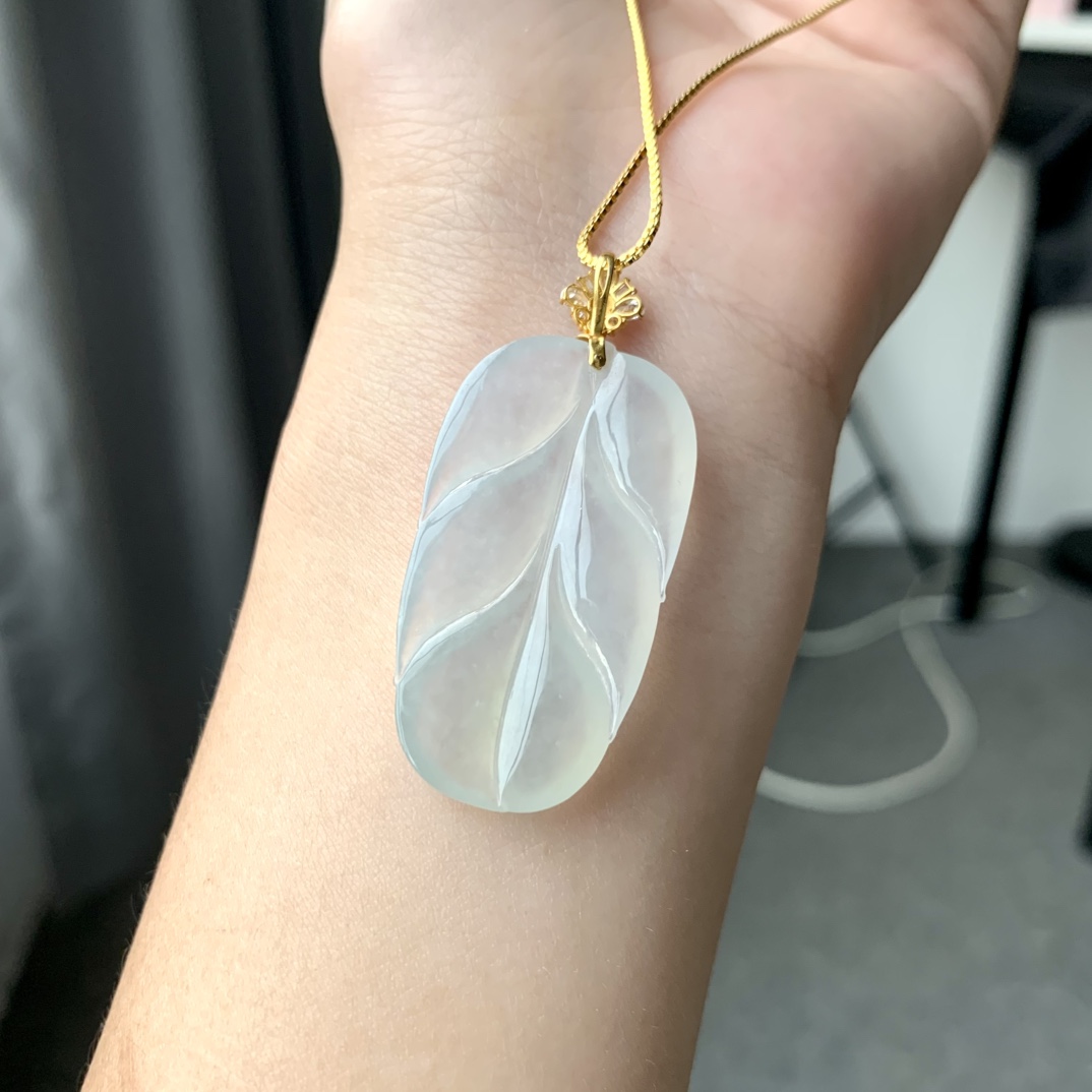 冰种叶子，冰胶饱满，底子干净，尺寸37.8/20.6/4.7，D8048BFA量