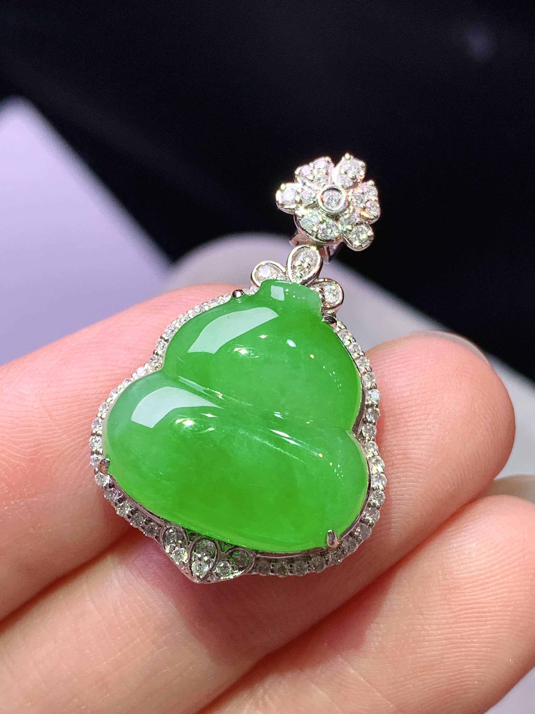 18k金钻镶嵌阳绿葫芦吊坠 玉质细腻 色泽艳丽清新 水润亮眼 整体尺寸29.5*19*9.3f1