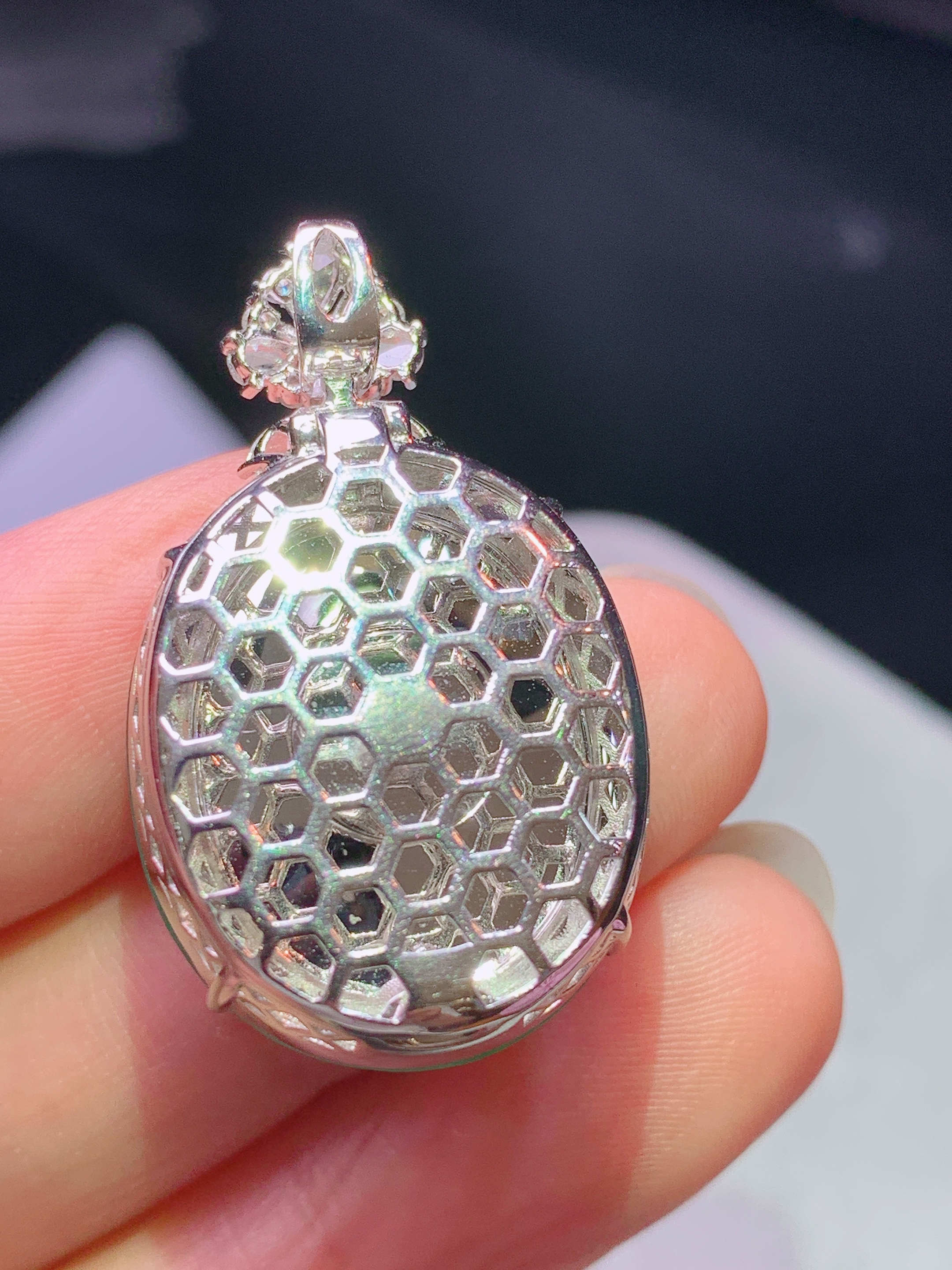 18k金钻镶嵌冰阳绿蛋面吊坠 玉质细腻 色泽艳丽清新 水润亮眼 整体尺寸32.2*19*13.3f1