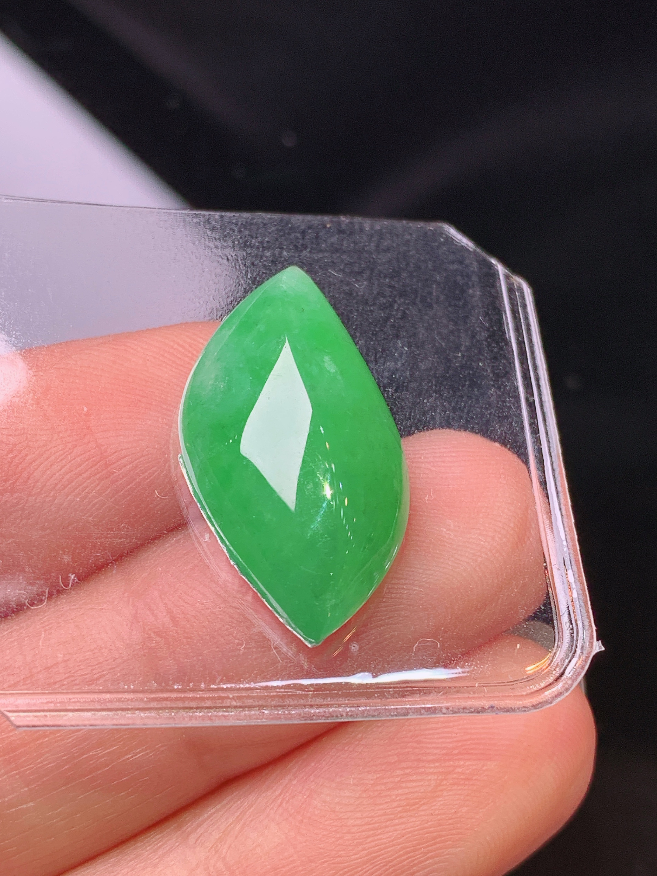 镶嵌款 满绿随形吊坠 玉质细腻 色泽艳丽清新 水润亮眼 整体尺寸24*12.2*6.5L2