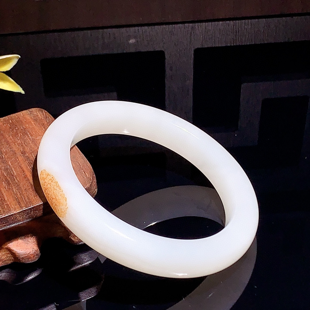 和田玉56.8圈羊脂白手镯！撒金皮手镯，玉质细腻油润 底色纯净 无裂无杂 脂粉好，品质高。