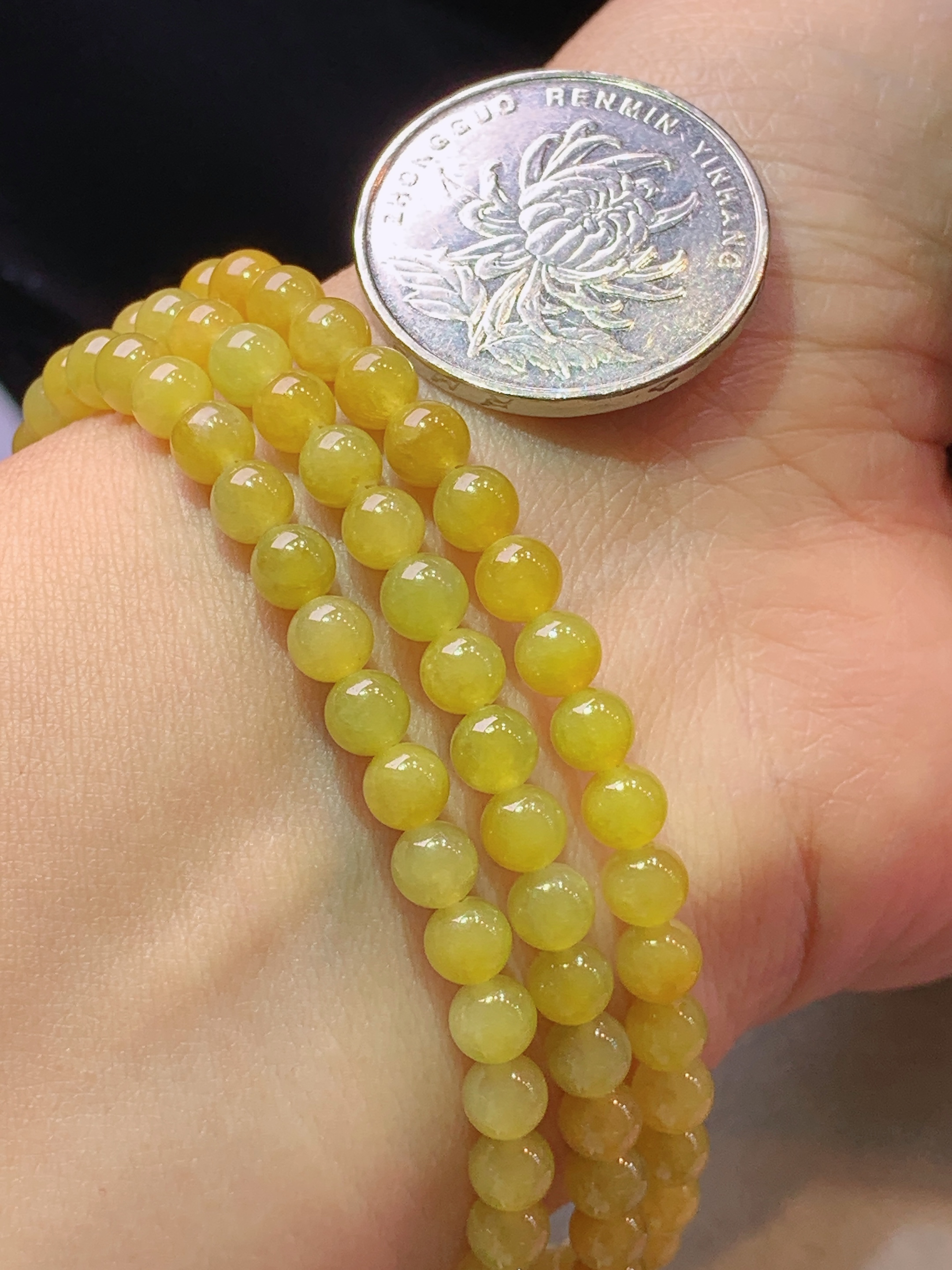 冰黄翡圆珠项链 玉质细腻 色泽艳丽清新 水润亮眼 整体尺寸4.8h3
