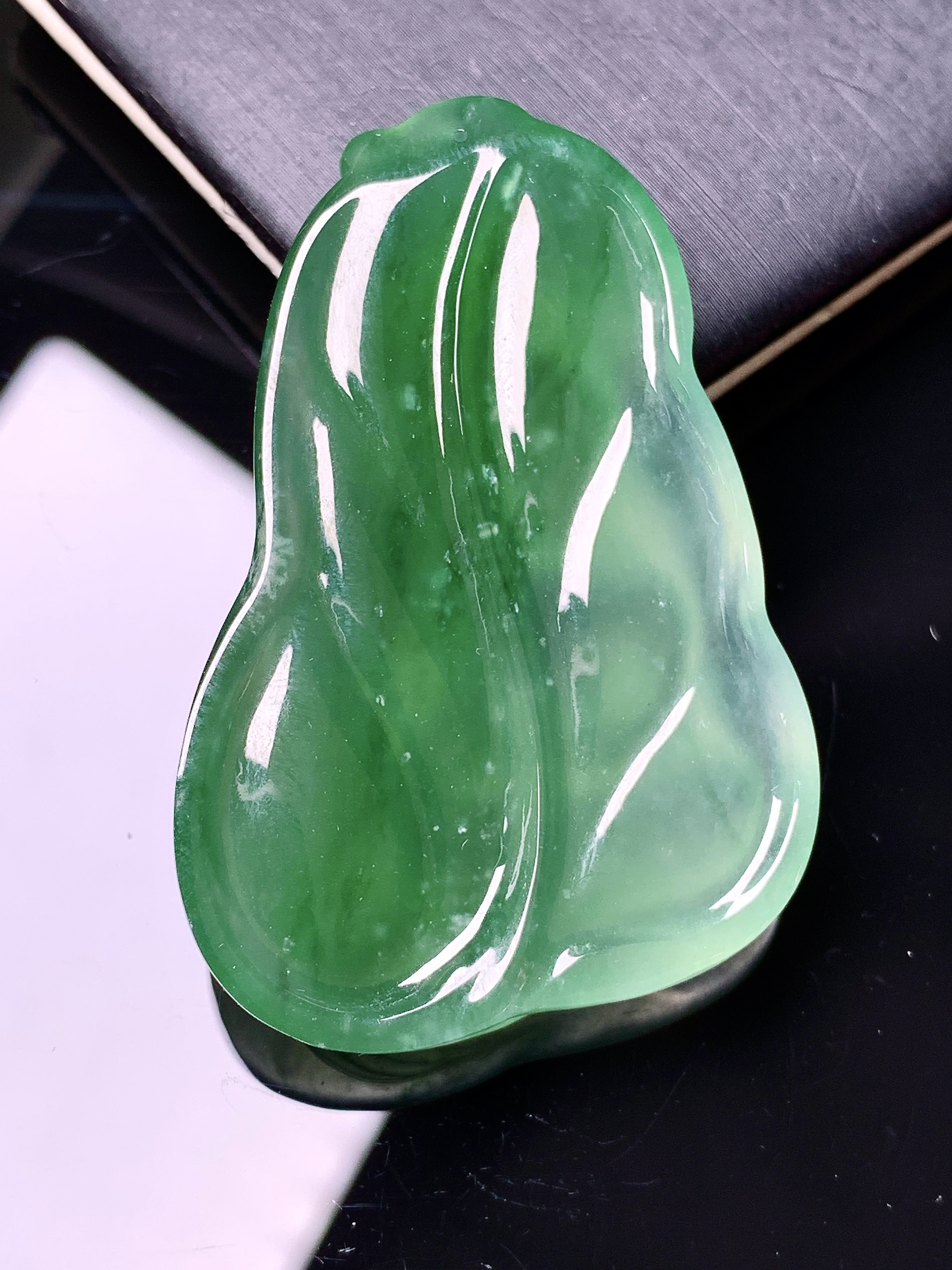 冰阳绿观音菩萨吊坠 玉质细腻 色泽艳丽清新 水润亮眼 整体尺寸48*32*7.5x7