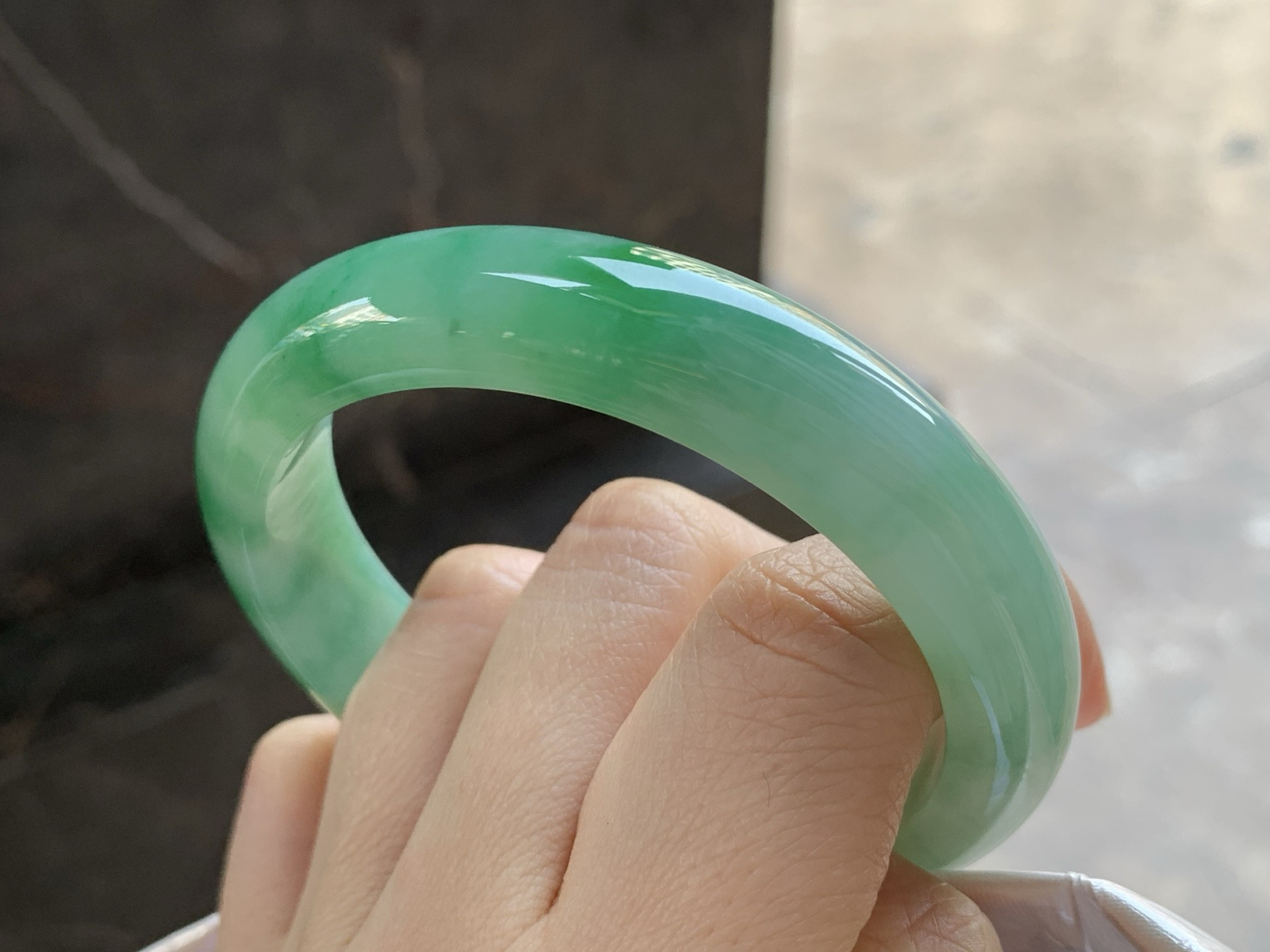 55-12.4-8.3

带色手镯^_^鲜艳 玉质温润透