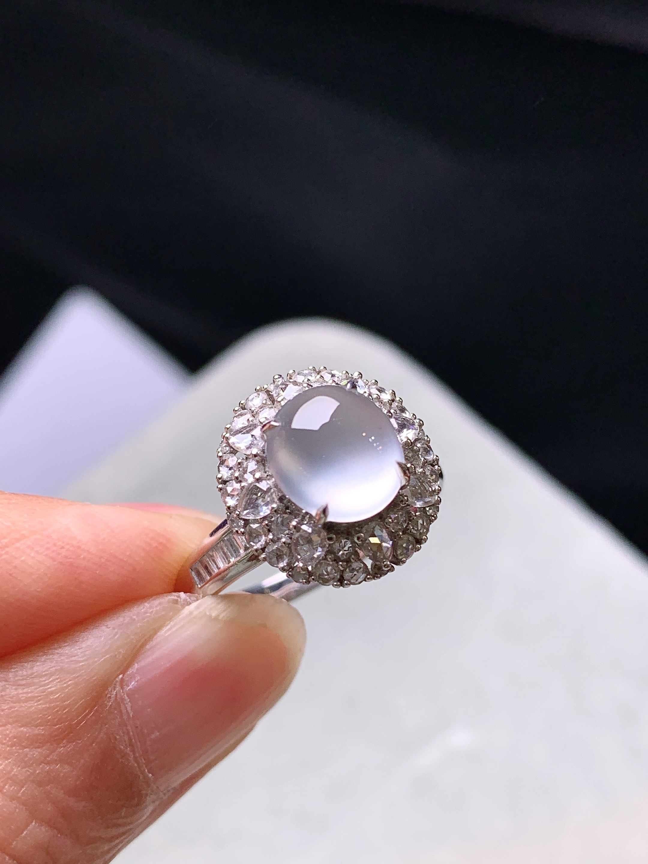 18k金钻镶嵌玻璃种蛋面戒指 玉质细腻 色泽艳丽清新 水润亮眼 圈口14 整体尺寸13.3*12.8