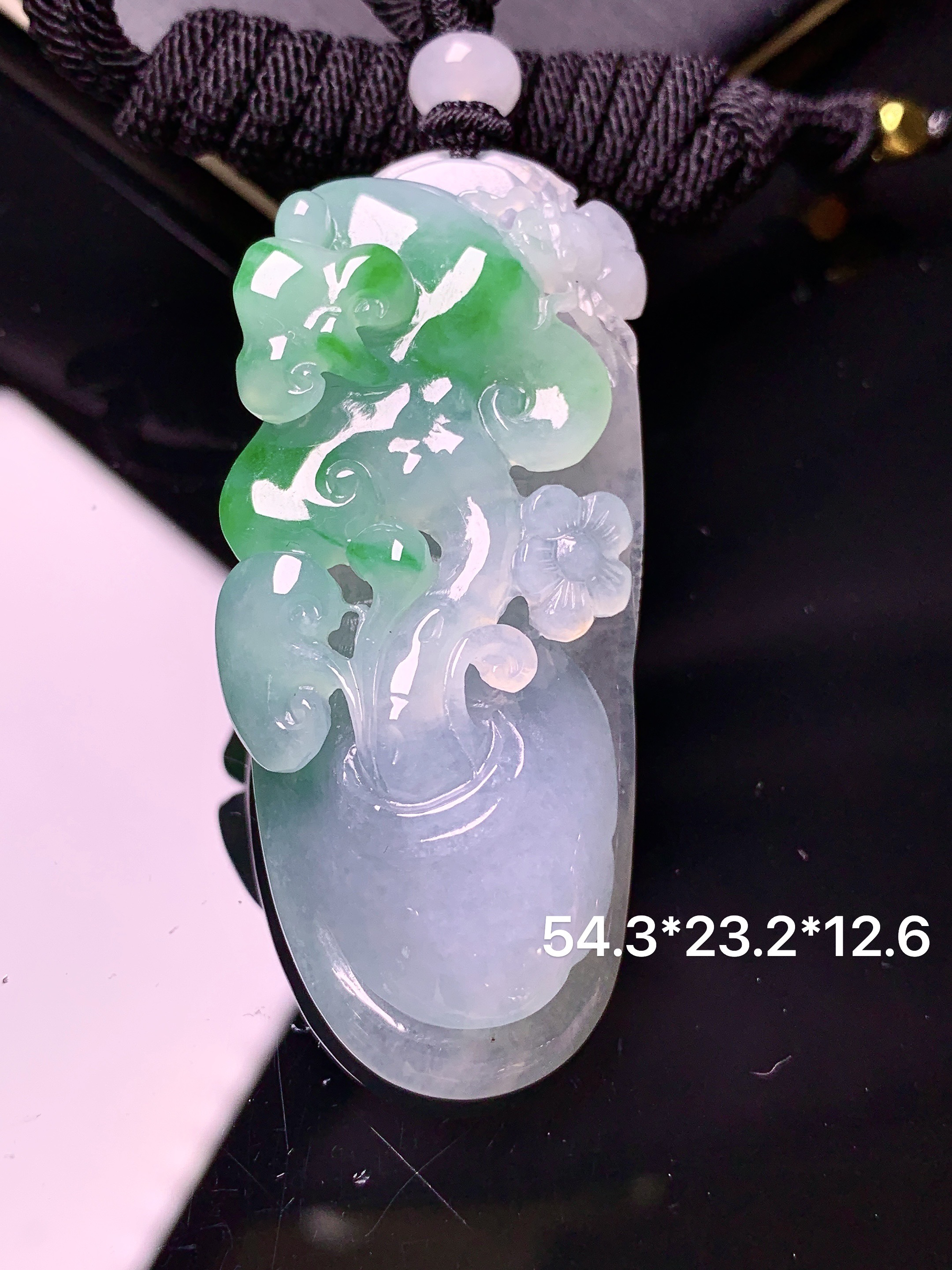 飘绿梅花吊坠 玉质细腻 色泽艳丽清新 水润亮眼 整体尺寸54.3*23.2*12.6L1