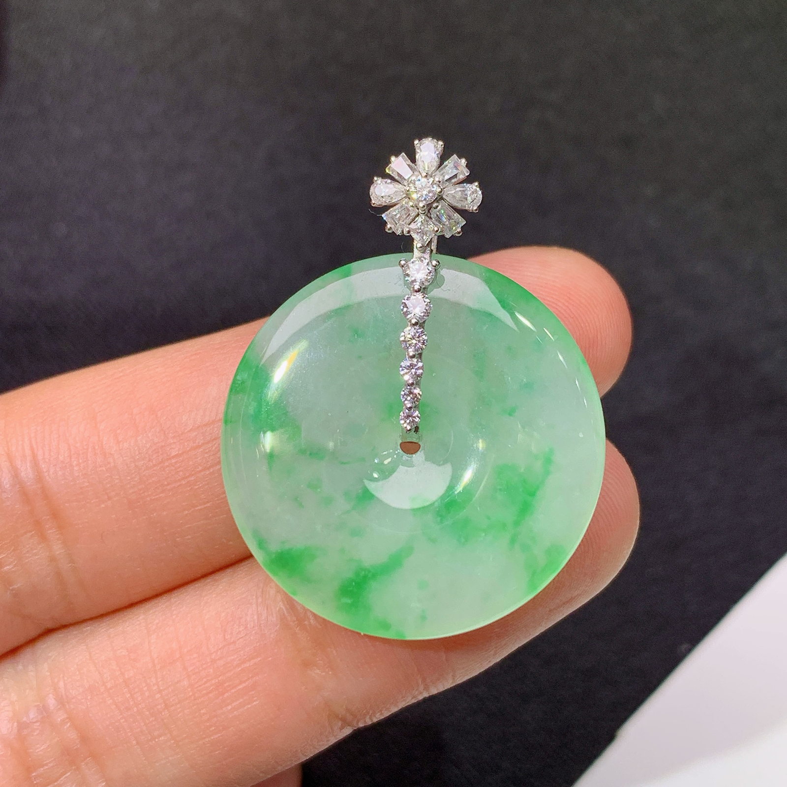冰飘绿平安扣吊坠，18k金镶嵌，冰润细腻，色艳，种水足，Sk 尺寸31.3*24.1*3.8