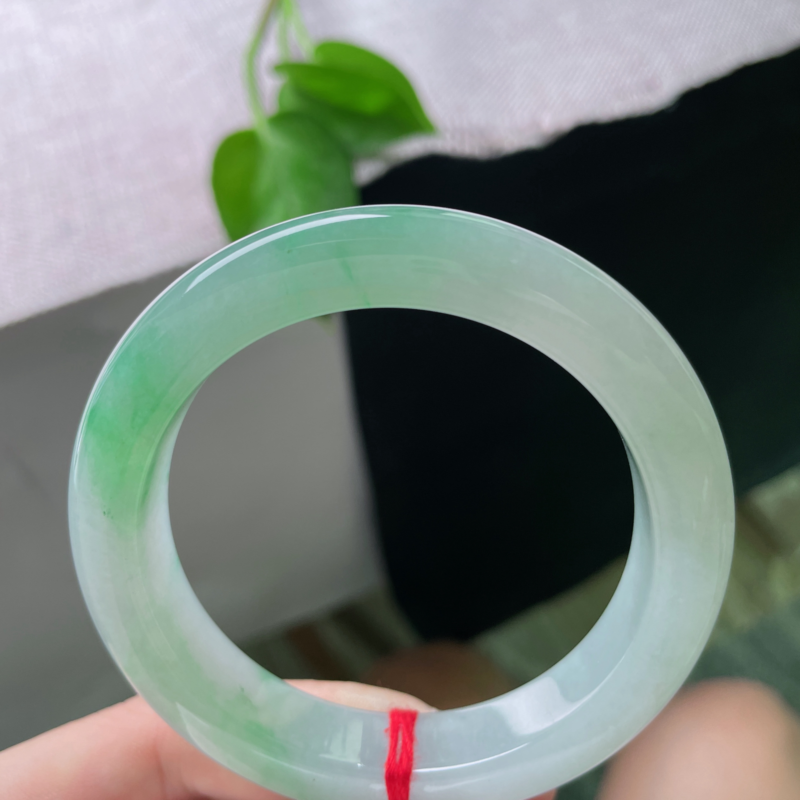 55.6/12/9.4飘绿正圈，甜绿，水润细腻，种水好，婉间生绿意，渐变如诗，ss51228a..