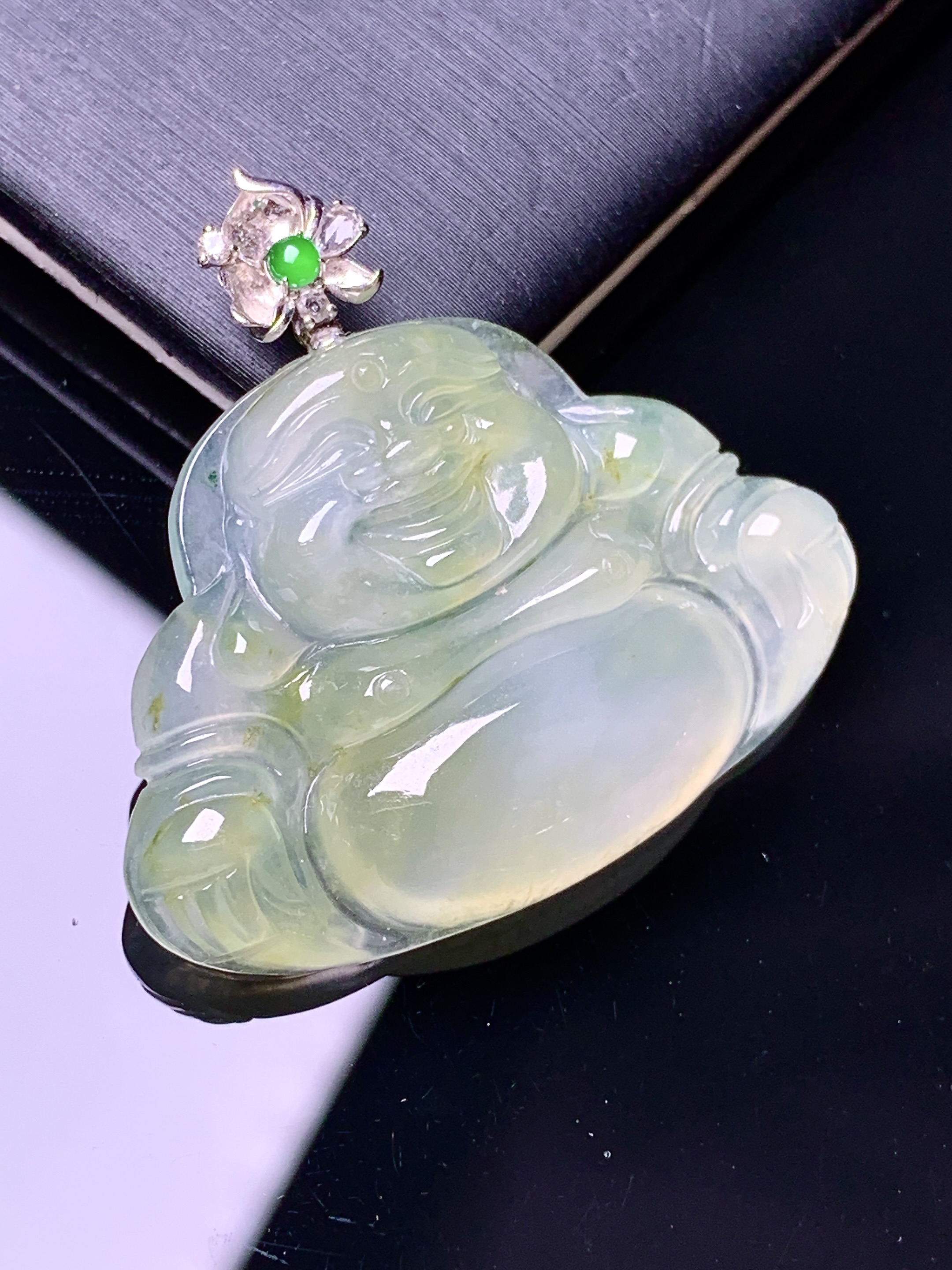 18k金钻镶嵌冰飘黄翡佛公吊坠 玉质细腻 色泽艳丽清新 水润亮眼 整体尺寸32*34.6*5.6c1