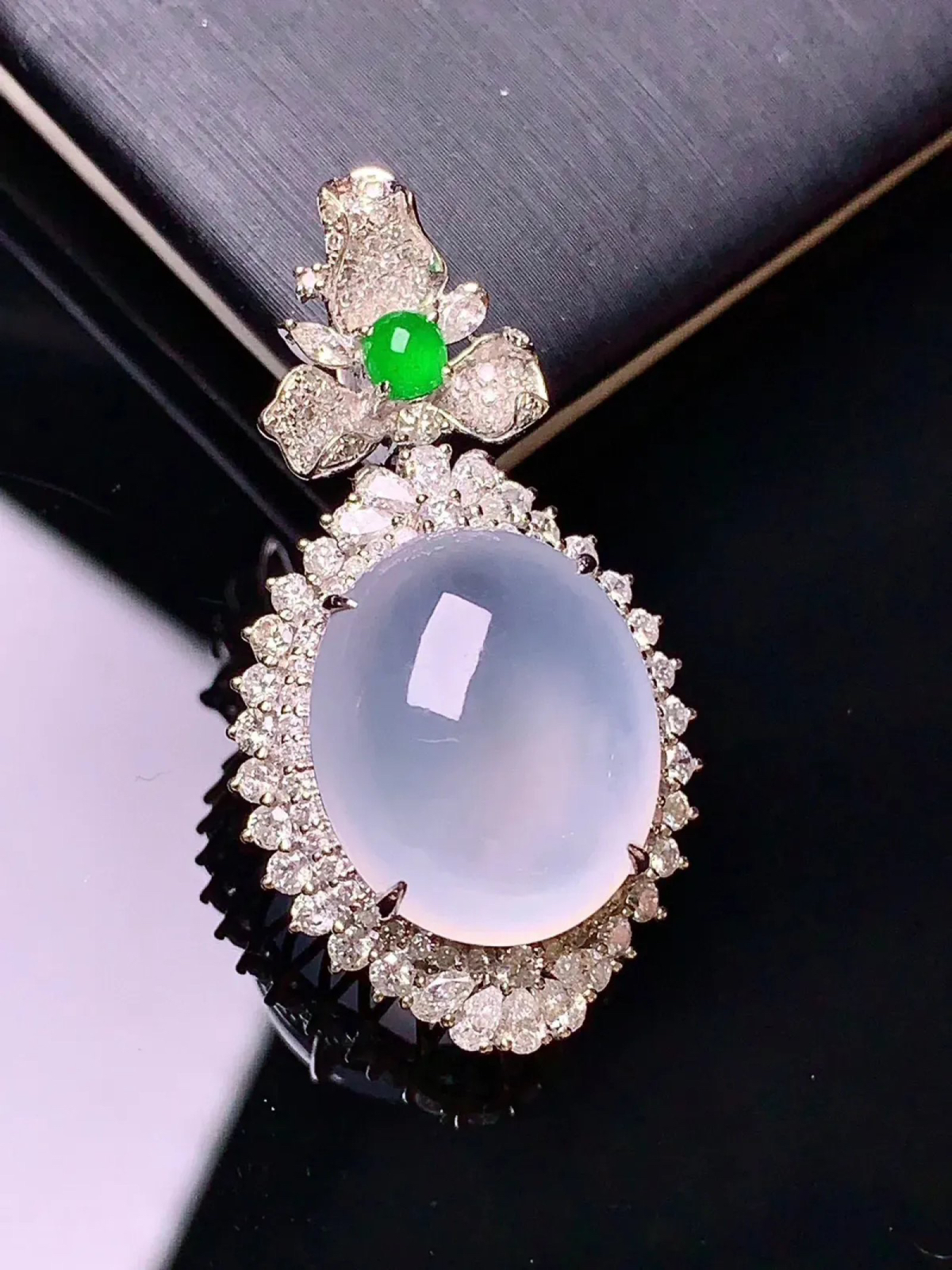 18k金钻镶嵌冰种蛋面吊坠 玉质水润细腻 清新艳丽亮眼 整体尺寸34.3*18.5*12.3