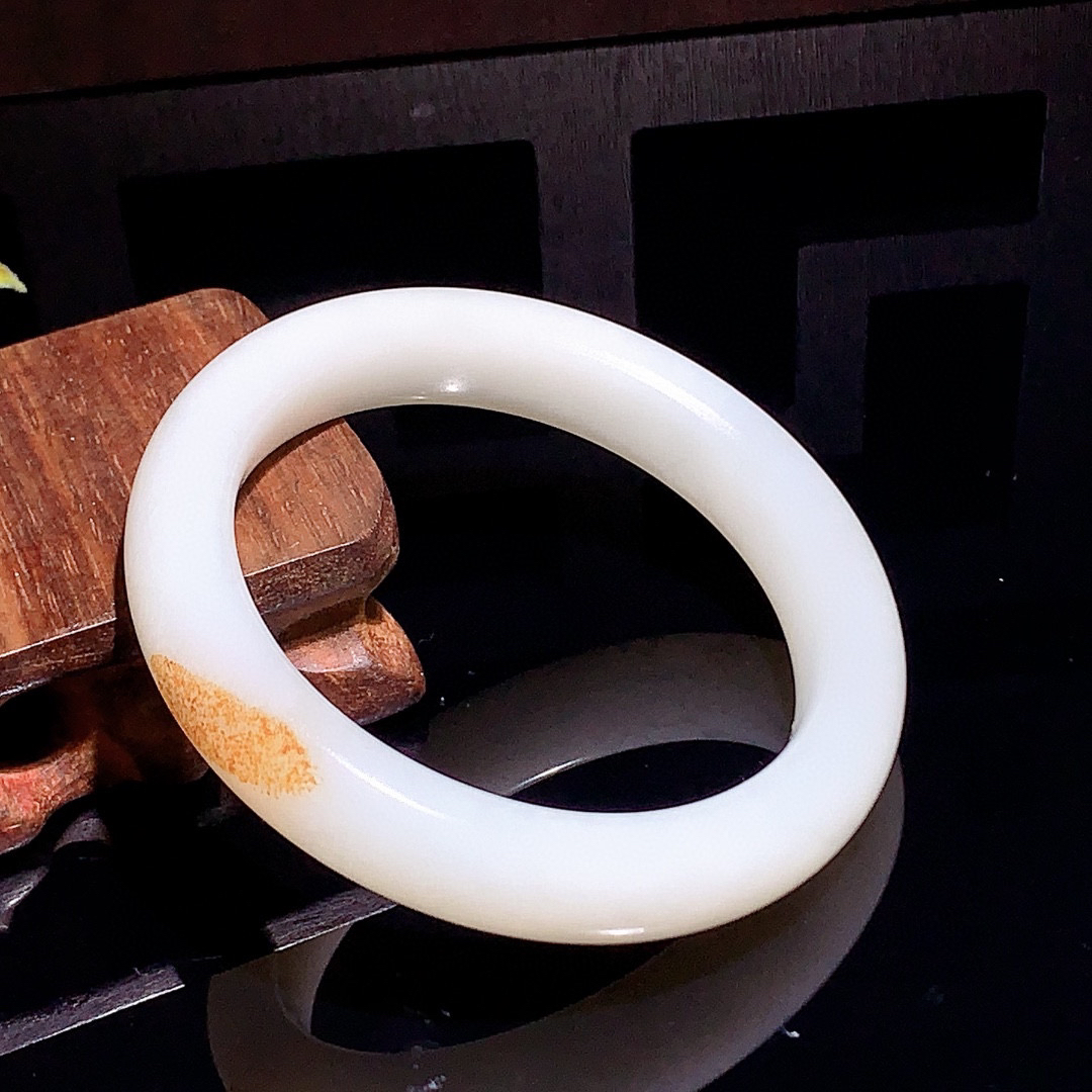 和田玉57.5圈羊脂白手镯！撒金皮手镯，玉质细腻油润 底色纯净 无裂无杂 脂粉好，品质高。