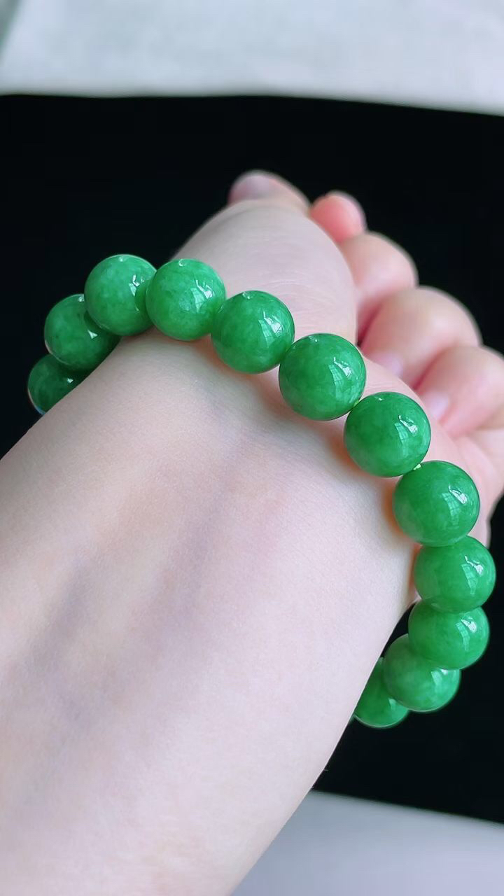 【翡翠名称】老坑种辣阳绿圆珠手串
【翡翠尺寸】珠子平均10.6mm/颗
【翡翠描述】宝贝种老水足，玉质细腻，色泽靓丽，性价比高，佩戴效果好！
【其它赠送】权威证书/精美挂绳盒子/支持全国复检