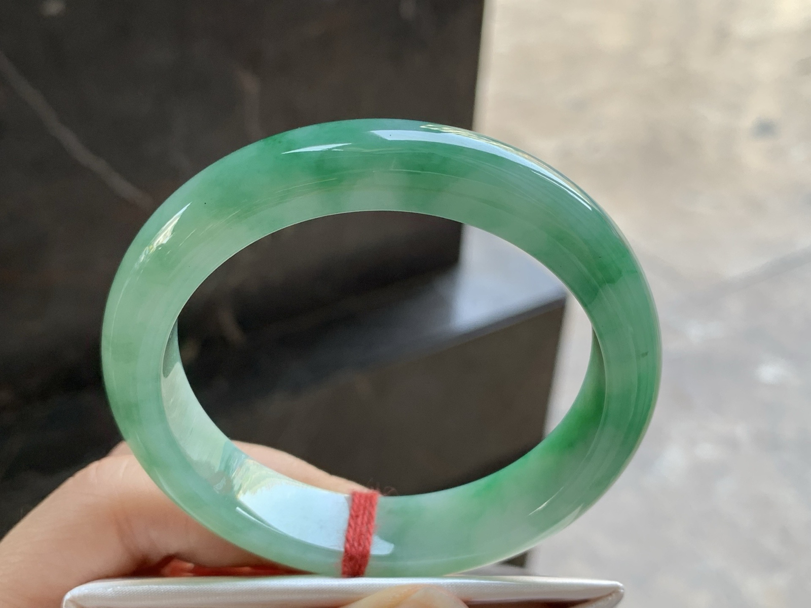 55-12.4-8.3

带色手镯^_^鲜艳 玉质温润透