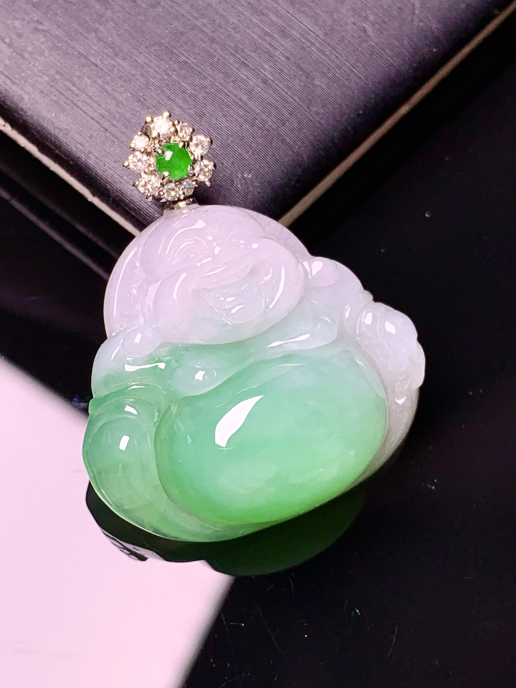 18k金钻镶嵌飘绿佛公吊坠 玉质细腻 色泽艳丽清新 水润亮眼 整体尺寸29*25*8L4