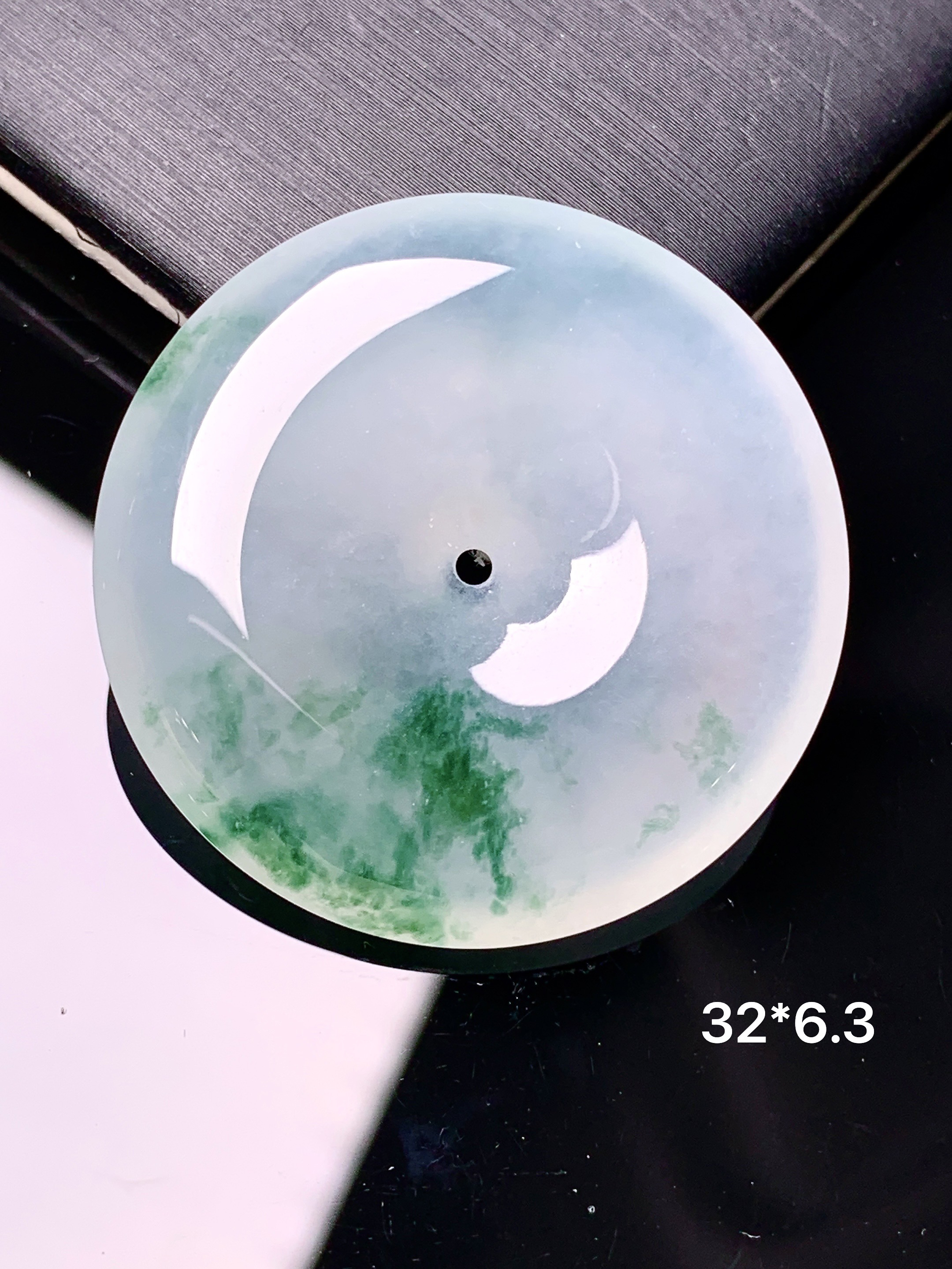 冰飘花平安扣吊坠 玉质细腻 色泽艳丽清新 水润亮眼 整体尺寸32*6.3x1