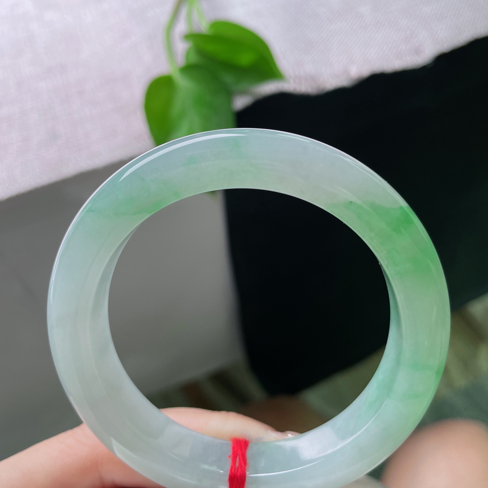 55.6/12/9.4飘绿正圈，甜绿，水润细腻，种水好，婉间生绿意，渐变如诗，ss51228a..