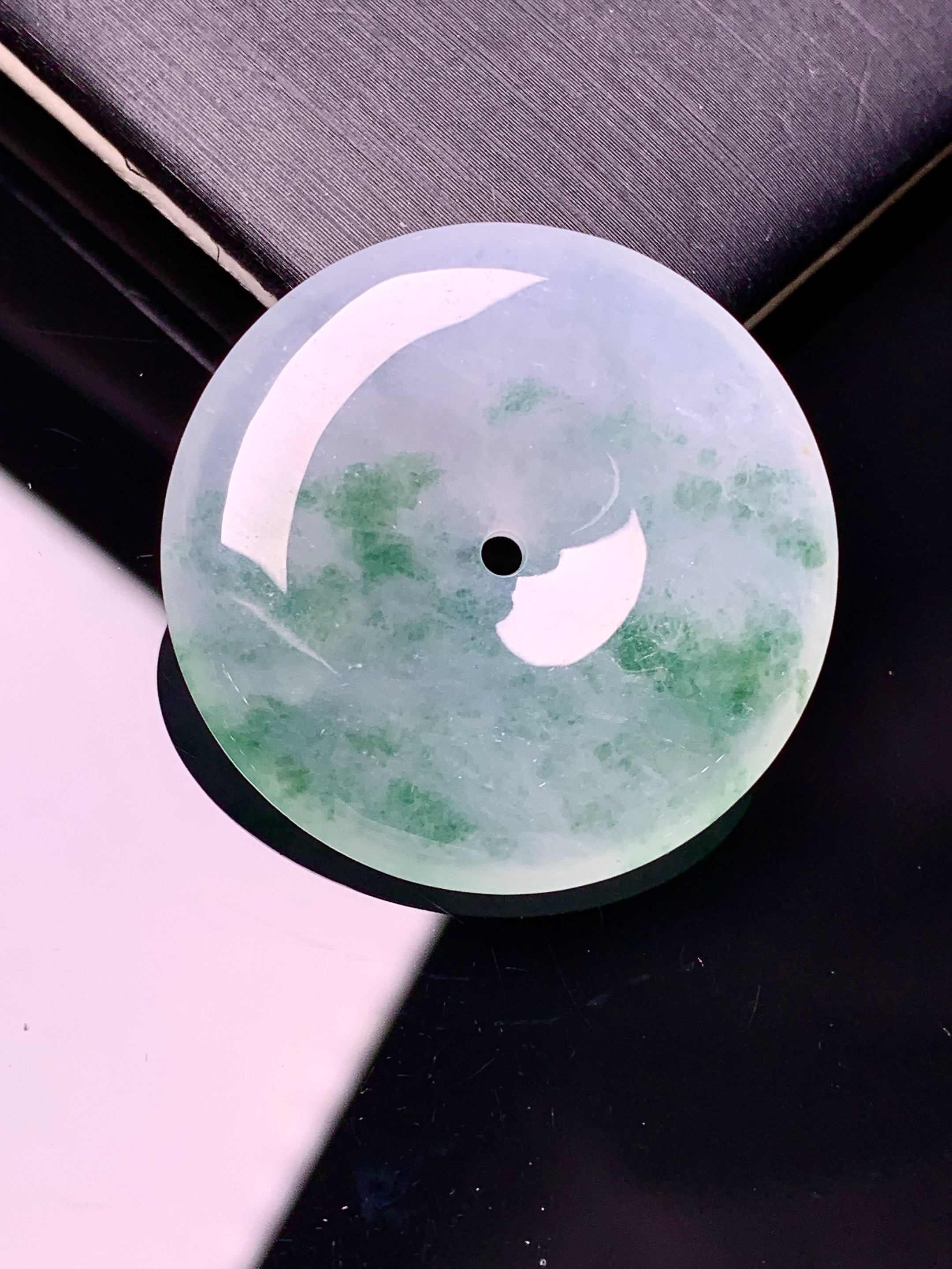 冰飘花平安扣吊坠 玉质细腻 色泽艳丽清新 水润亮眼 整体尺寸29.2*5.2x1