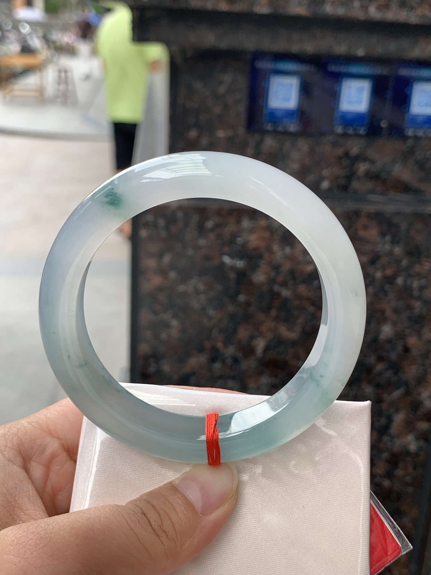 冰飘花正圈58-11.9-9.50422-N489打灯细纹，底妆冰透细腻，冰底中开出了朵朵兰花，飘花灵动飘逸，勾勒出一幅唯美诗意的山水意境画，古典优雅又秀气。