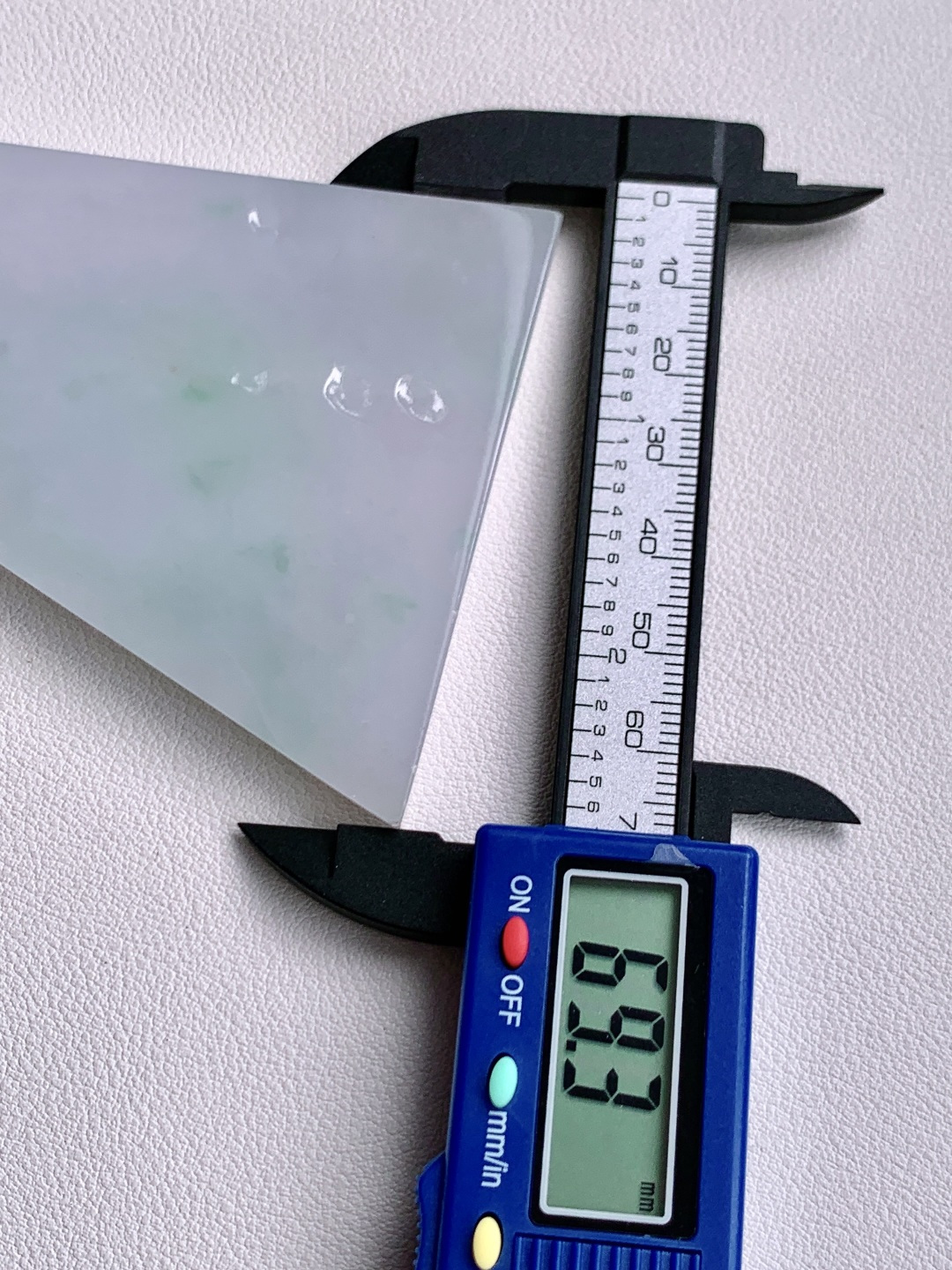 ️冰飘花/牌子料/片料/板料/特色料题材：可做牌子、人物、山水、动物、花件……等推荐参考尺寸：92.8-69.3-7.3重量：95.3克材料优选•紫雾凝烟浮翠影，冰魂透骨蕴春光。•此料为冰飘花春带彩片料，紫韵交融春绿，冰润通透如晨雾凝霜，取“紫气东来，春和景明”之意境。大料整取，形制规整，留白充足，既宜简约素牌彰显清雅，亦可雕琢山水人物绘就诗意，适配多元创作，是藏家与匠心创作的优质之选。