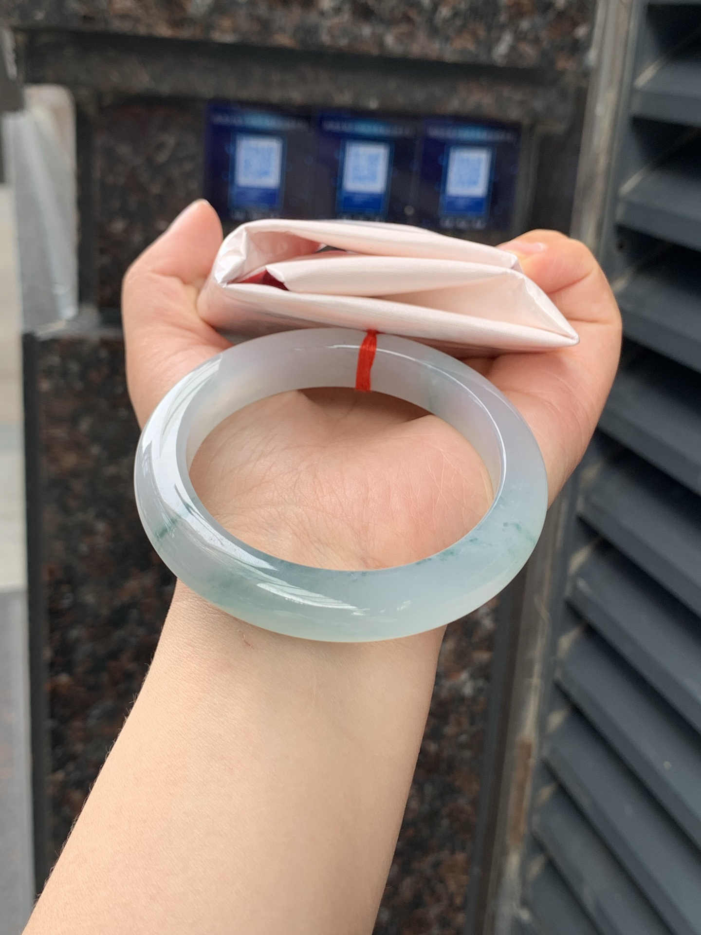 冰飘花正圈58-11.9-9.50422-N489打灯细纹，底妆冰透细腻，冰底中开出了朵朵兰花，飘花灵动飘逸，勾勒出一幅唯美诗意的山水意境画，古典优雅又秀气。