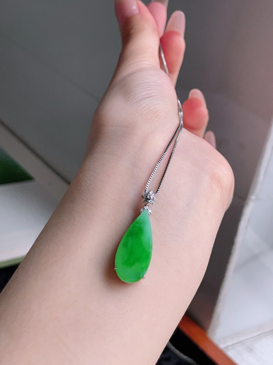 ️ 冰种阳绿水滴，色泽鲜艳 种老水润 18k金镶嵌 30.7，裸石 23.2/10.7/3.8