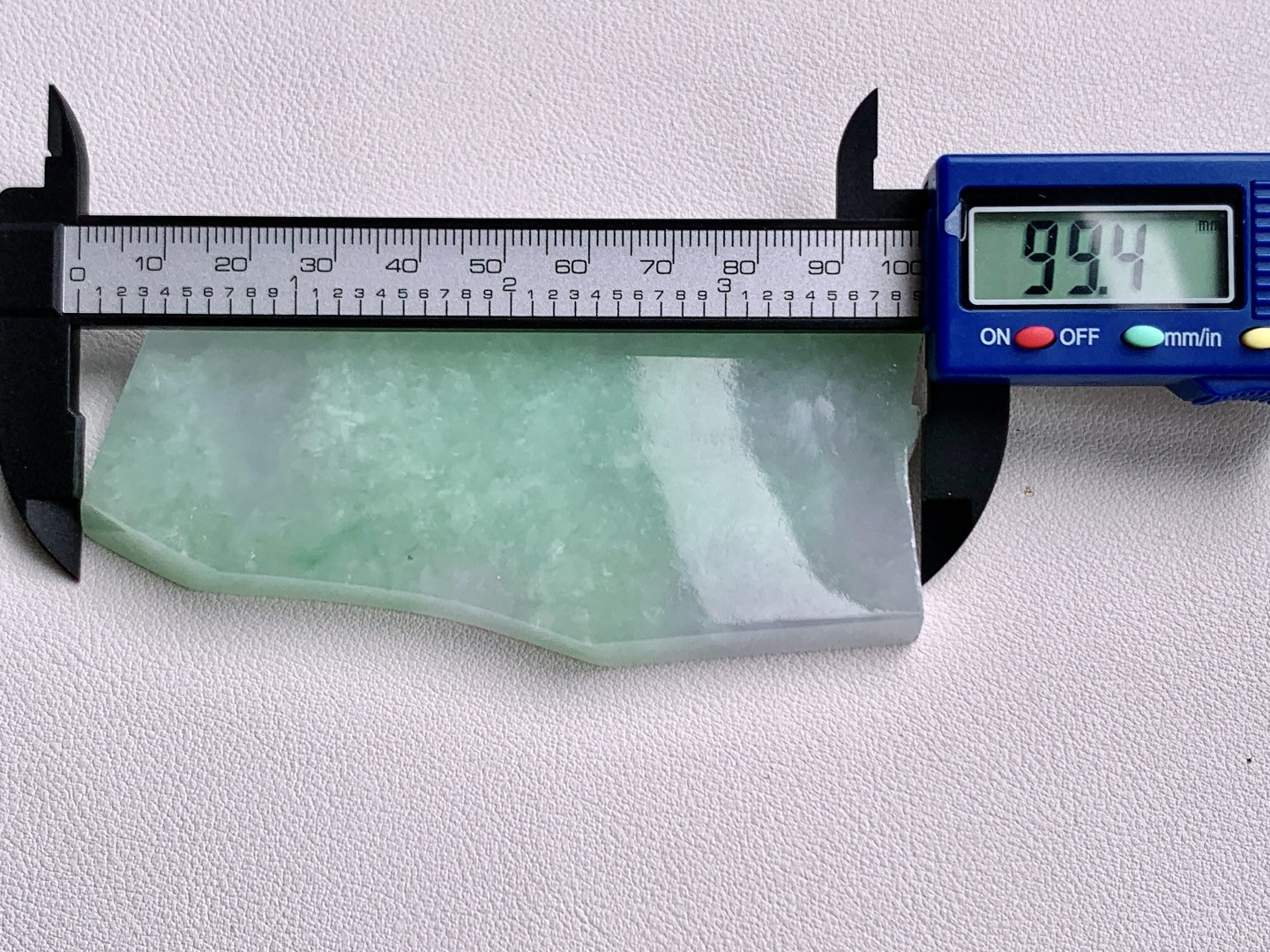 ️冰飘花/牌子料/片料/板料/特色料题材可做牌子、人物、山水、动物、花件……等推荐参考99.4-52.8-7.2107.8克材料优选厚装片料藏千意，一琢一成皆入禅。此料为冰春彩飘花大料胚，紫韵温婉，绿意灵动，冰质澄澈如月下流泉。厚装大料形制舒展，留白丰沛，既宜雕琢大件山水、人物摆件，呈恢弘意境；亦可拆分制牌，藏方寸雅趣。是集颜值与潜力于一身的匠心之选，承载“春满乾坤，紫气东来”的美好期许。