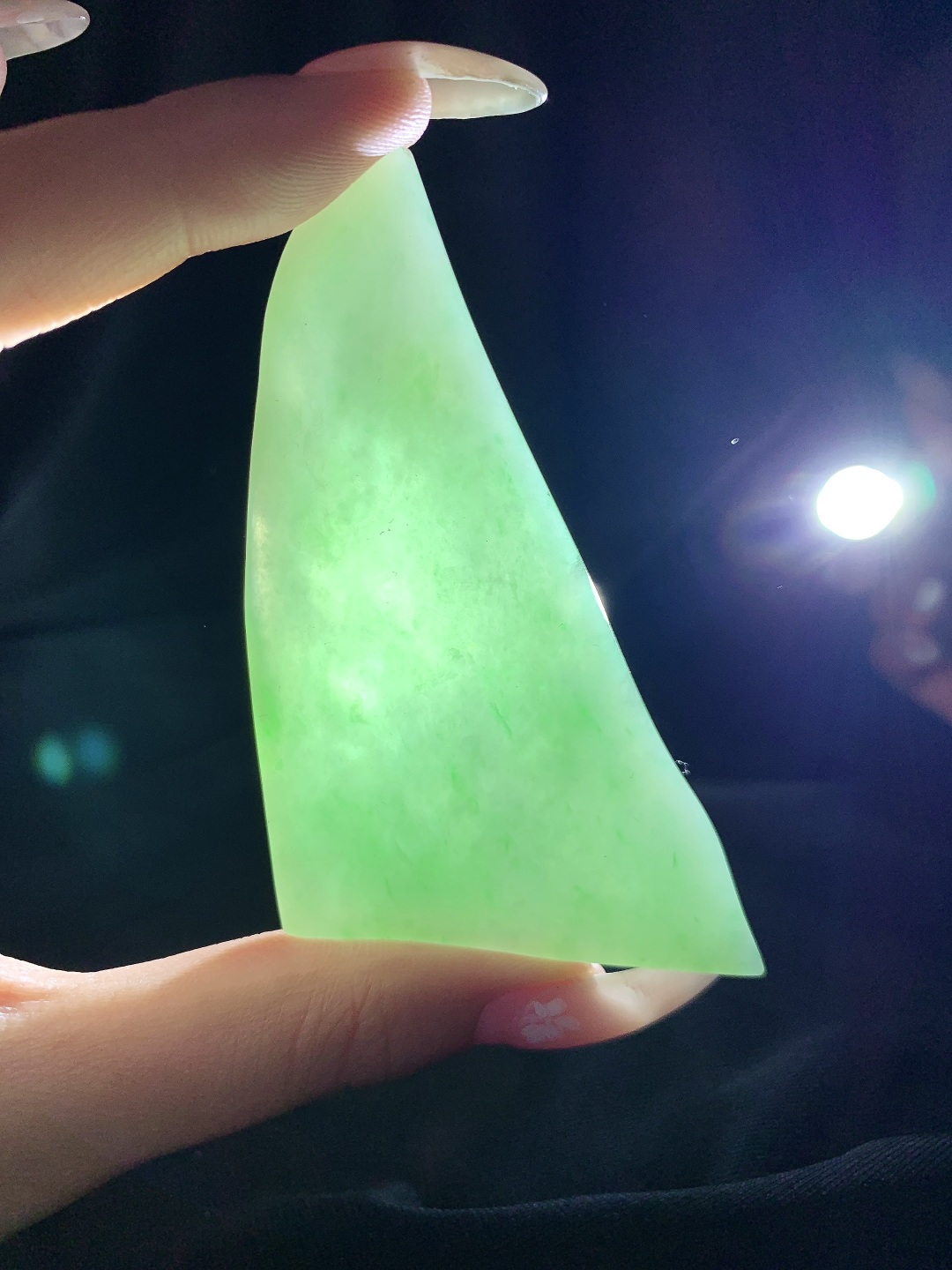 飘绿花/牌子料/片料/板料/特色料，可做牌子、人物、山水、动物、花件……等推荐参考，77.3-55-6.8，49克，烟青漫染春山色，柔翠轻铺玉骨温，这块冰润飘绿翡翠随形片料，底色清润通透、如春水漾漾般柔和匀净，鲜灵翠色如烟云晕染、丝丝缕缕灵动铺散，玉质细腻油润、水头莹亮饱满，肌理温润细腻，稍加匠心俏色巧雕，便可随形打磨为山水意境牌、自在禅佛、清雅花鸟等别致挂件，漫染翠意寓意生机盎然、前程舒展顺遂，温润玉底象征心境安然、福气绵长绵延自带清逸悠然的温婉气韵，佩戴之间衬得气质清雅脱俗，亦护佑一生安稳无忧、福禄常伴、万事称心明朗。