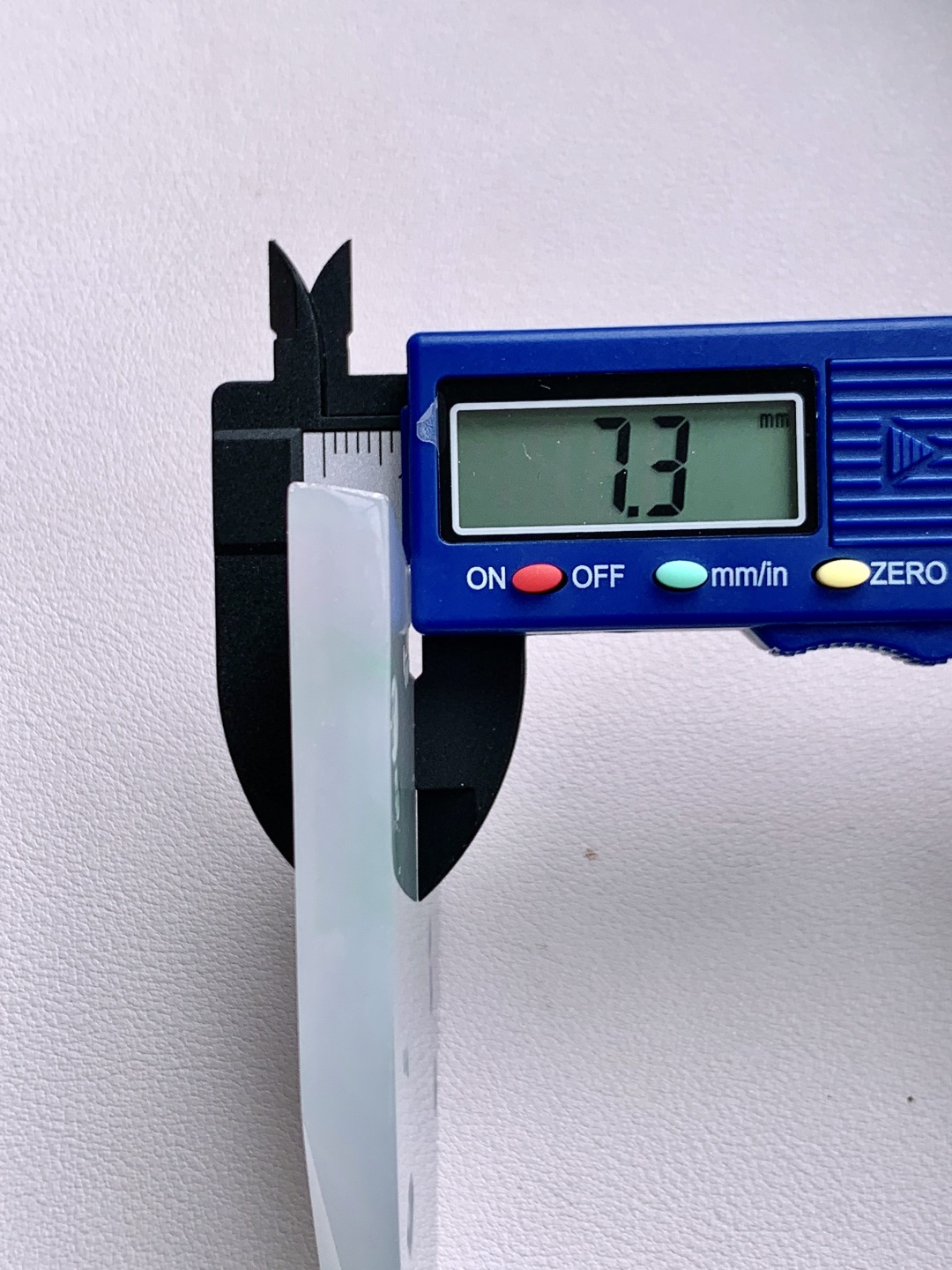 ️冰飘花/牌子料/片料/板料/特色料题材：可做牌子、人物、山水、动物、花件……等推荐参考尺寸：92.8-69.3-7.3重量：95.3克材料优选•紫雾凝烟浮翠影，冰魂透骨蕴春光。•此料为冰飘花春带彩片料，紫韵交融春绿，冰润通透如晨雾凝霜，取“紫气东来，春和景明”之意境。大料整取，形制规整，留白充足，既宜简约素牌彰显清雅，亦可雕琢山水人物绘就诗意，适配多元创作，是藏家与匠心创作的优质之选。