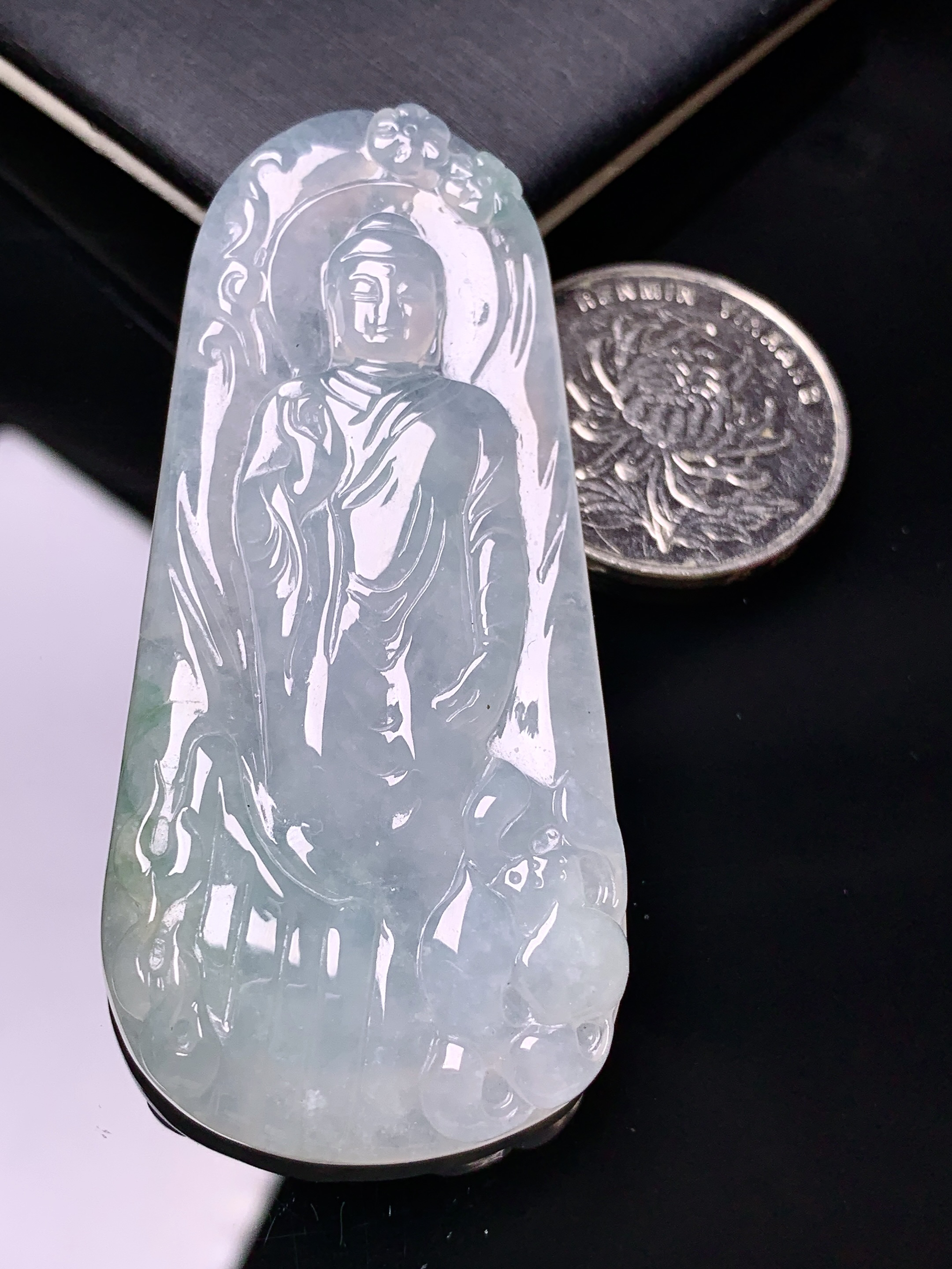 冰种大日如来佛祖吊坠 玉质细腻 色泽艳丽清新 水润亮眼 整体尺寸61.5*28.6*6a2