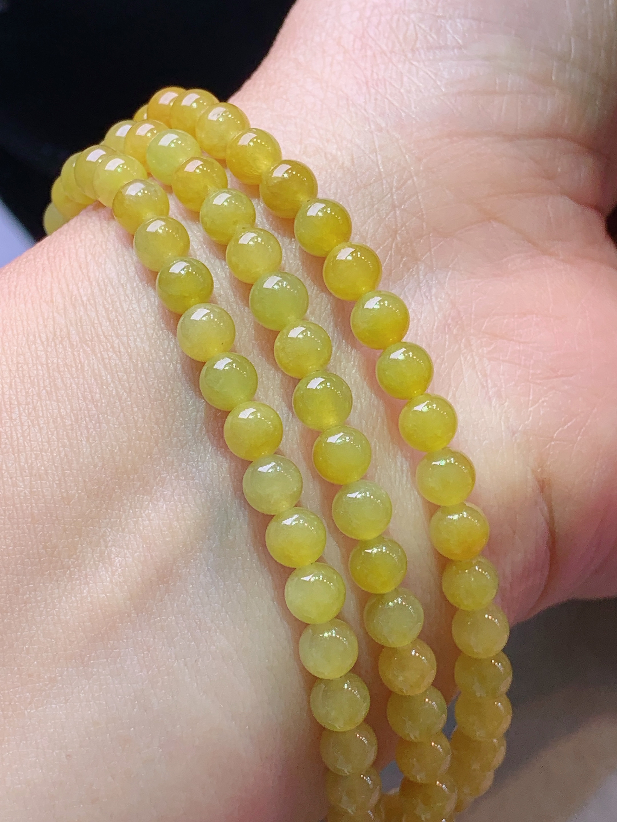 冰黄翡圆珠项链 玉质细腻 色泽艳丽清新 水润亮眼 整体尺寸4.8h3