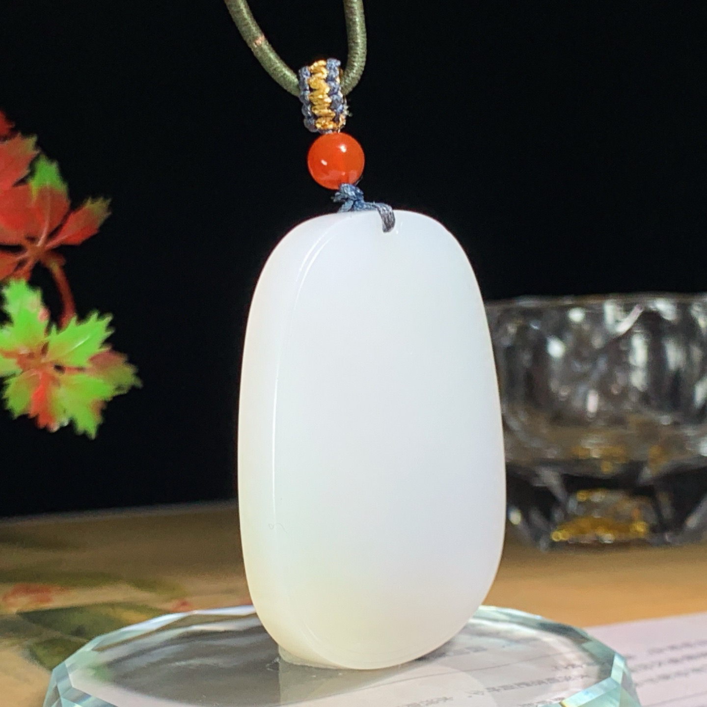 新疆且末糖和田玉白玉平安无事牌挂件。尺寸51/40/6重36克 玉质细腻油润 底色纯净 脂粉好，品质好。lt260422