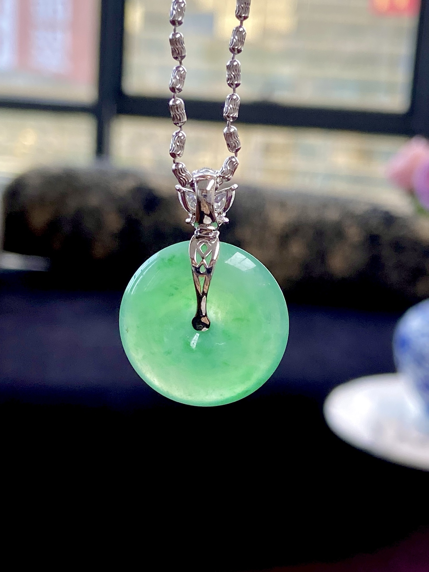 ️冰种阳绿平安扣吊坠，翠色鲜活灵动，水润通透，护佑平安显贵，非常耐看：31.8，裸石：22.6-4.9mm，无裂。