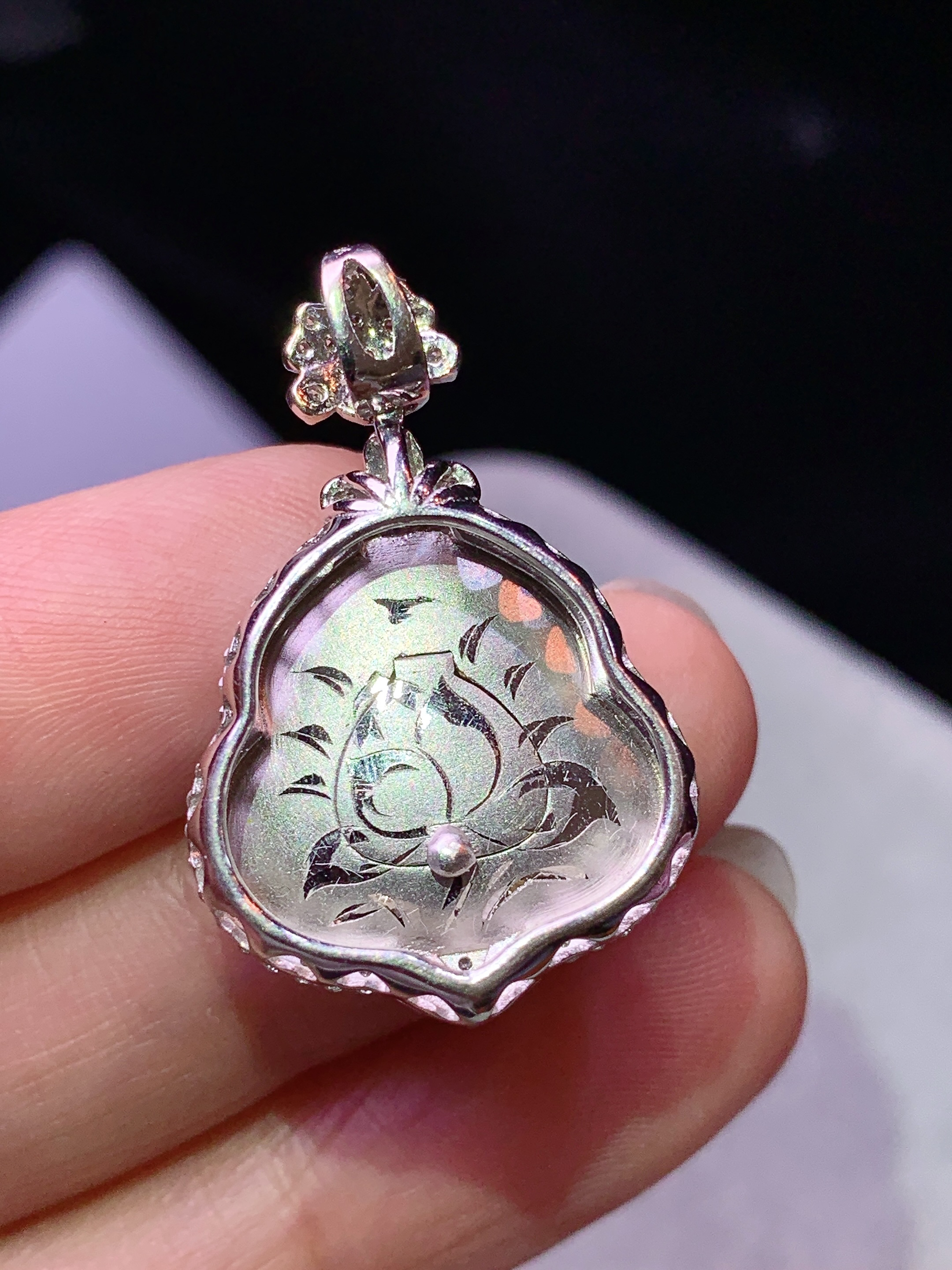 18k金钻镶嵌阳绿葫芦吊坠 玉质细腻 色泽艳丽清新 水润亮眼 整体尺寸29.5*19*9.3f1