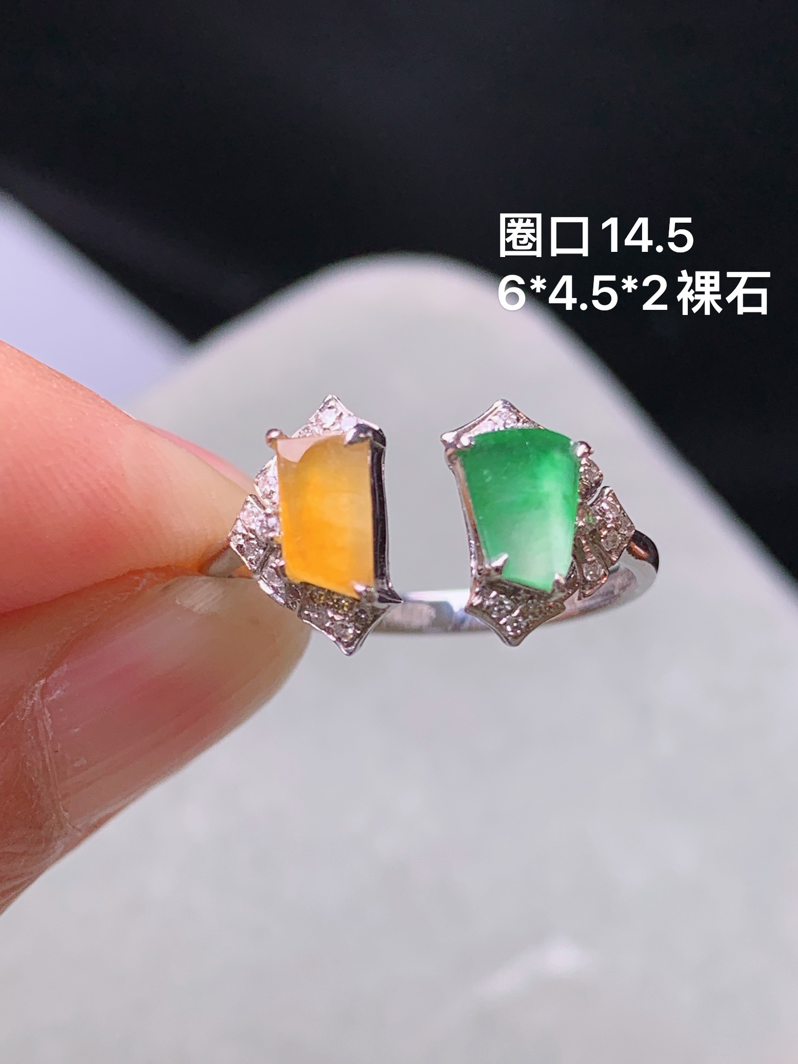 18k金钻镶嵌冰黄绿随形组合戒指 玉质细腻 色泽艳丽清新 水润亮眼 圈口14.5 裸石尺寸6*4.5*2t1
