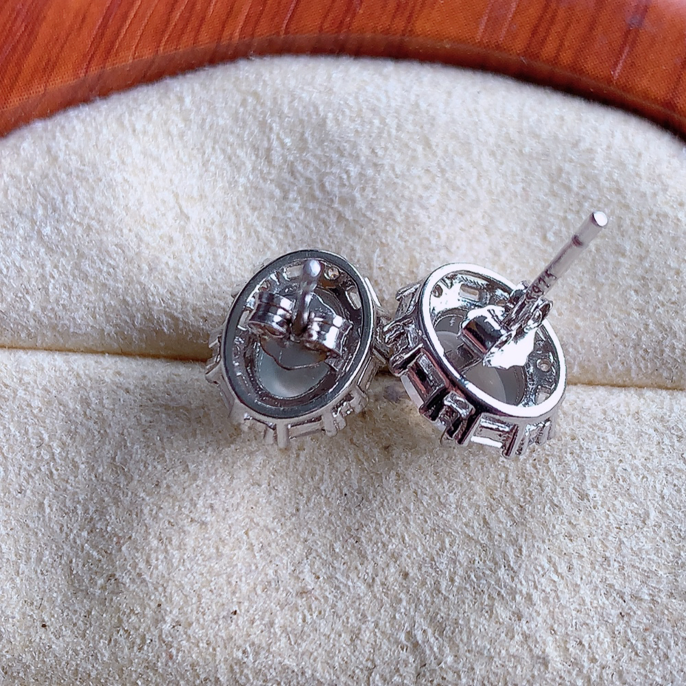 冰种翡翠925银镶嵌蛋面耳坠，自然光实拍，翠色灵动，颜色漂亮，种老水足，品相佳，佩戴佳品！W502.422取一整体尺寸：10.4-6.7mm 裸石尺寸：6.3-5.3mm