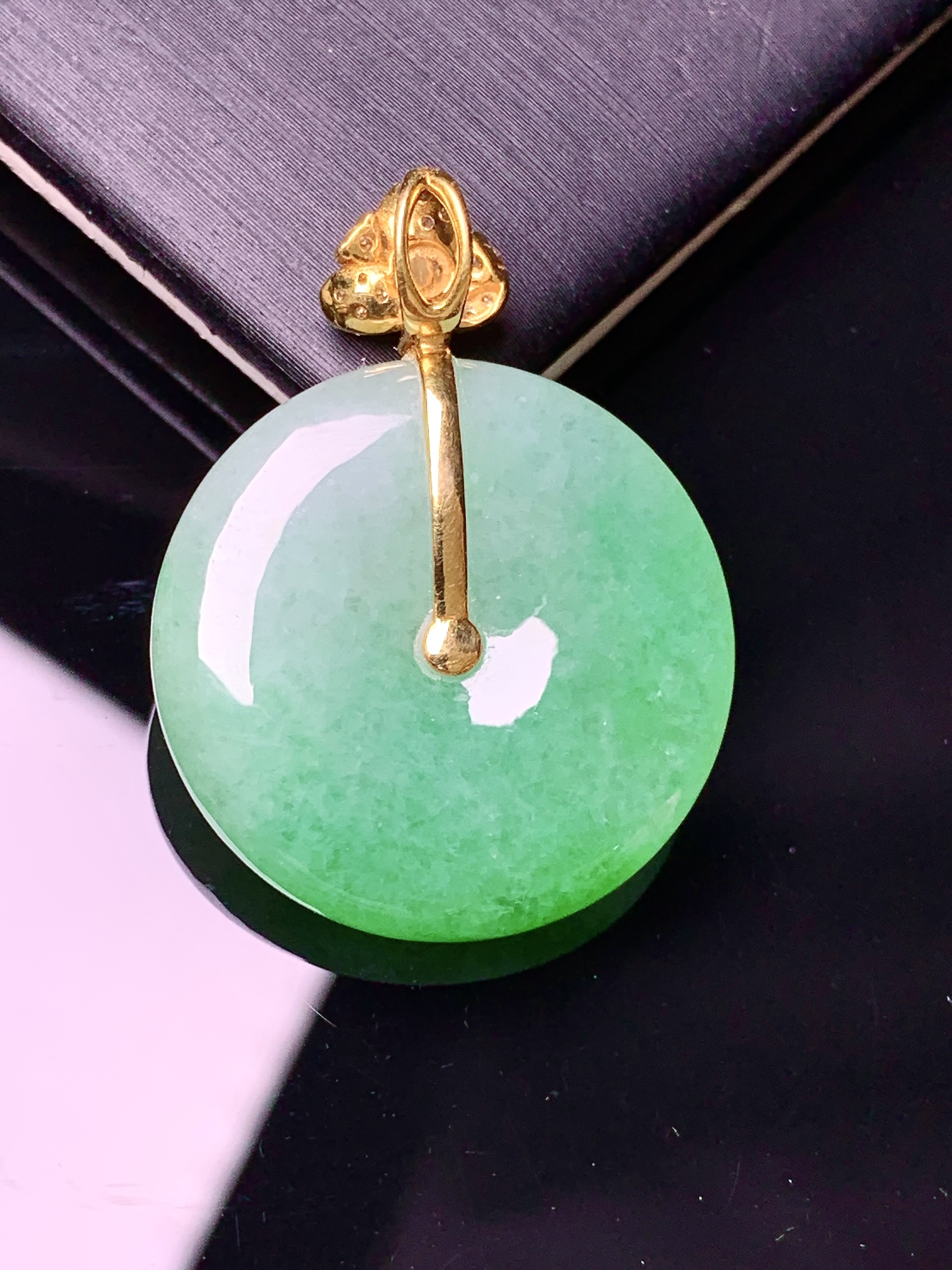 18k金钻镶嵌飘阳绿平安扣吊坠 玉质细腻 色泽艳丽清新 水润亮眼 整体尺寸31.8*23.8*6L4
