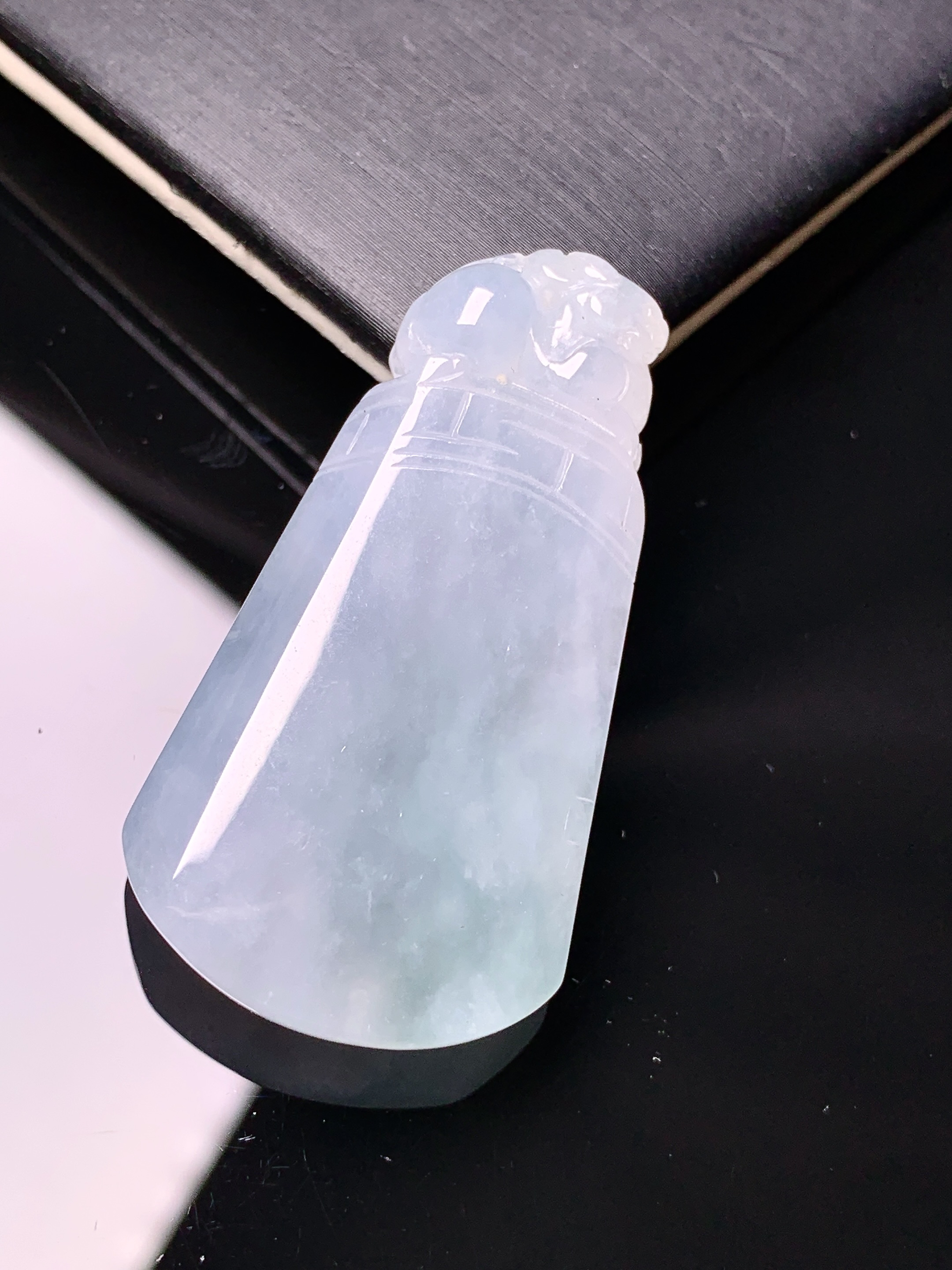 冰种貔貅素牌吊坠 玉质细腻 色泽艳丽清新 水润亮眼 整体尺寸41.7*22.8*6.3h3