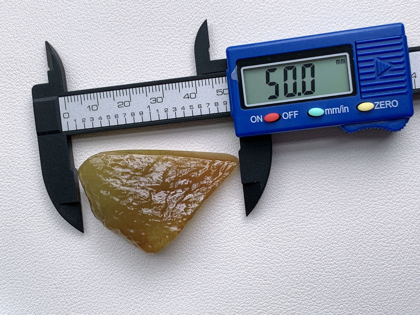 冰黄翡/随形料/立体料/特色料，可做随形件、人物、山水、动物、花件……等推荐参考，50-35.6-16，25.1克，蜜色凝金浮暖韵，玉肌蕴润自流光，这块满黄翡翡翠原石毛料，通体凝裹醇厚温润的蜜糖暖黄，玉质细腻油润、水头莹润亮泽，原生石面肌理饱满、胶感十足，稍加匠心俏色巧雕，便可随形打磨为貔貅、金蟾、福瓜、无事牌等各类招财雅致挂件，浓正黄翡自带金玉满堂、黄金满盈的贵气寓意，主招财纳宝、聚守财运、福禄绵延气韵温润厚重、贵而不骄，上手佩戴尽显沉稳气场，更护佑财源滚滚、运势兴旺、岁岁富足无忧。