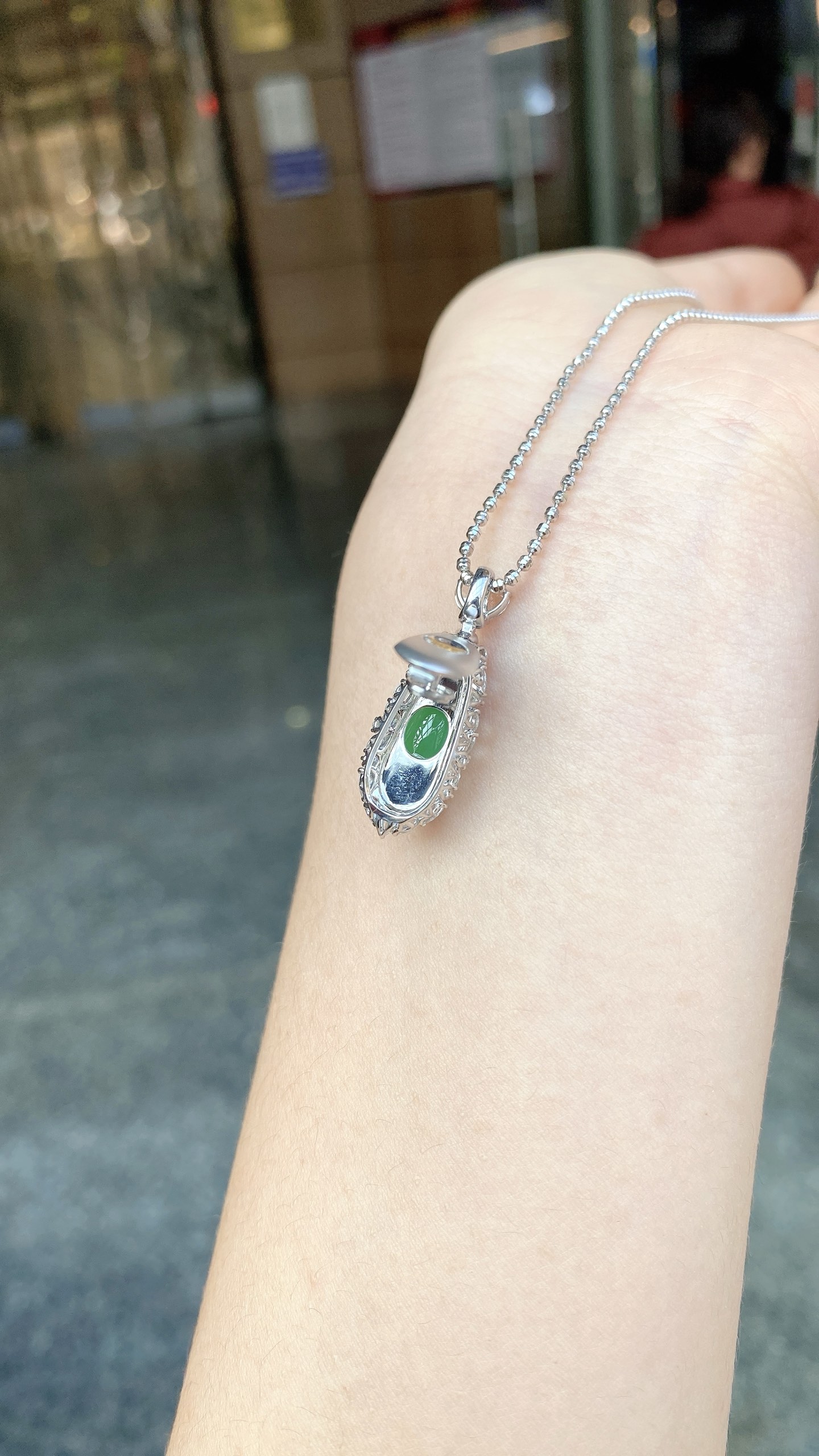 自然光 · 冰阳绿福豆吊坠18K · 整：27.6*10*8.8mm          裸：16.1*6.2*2.8mm