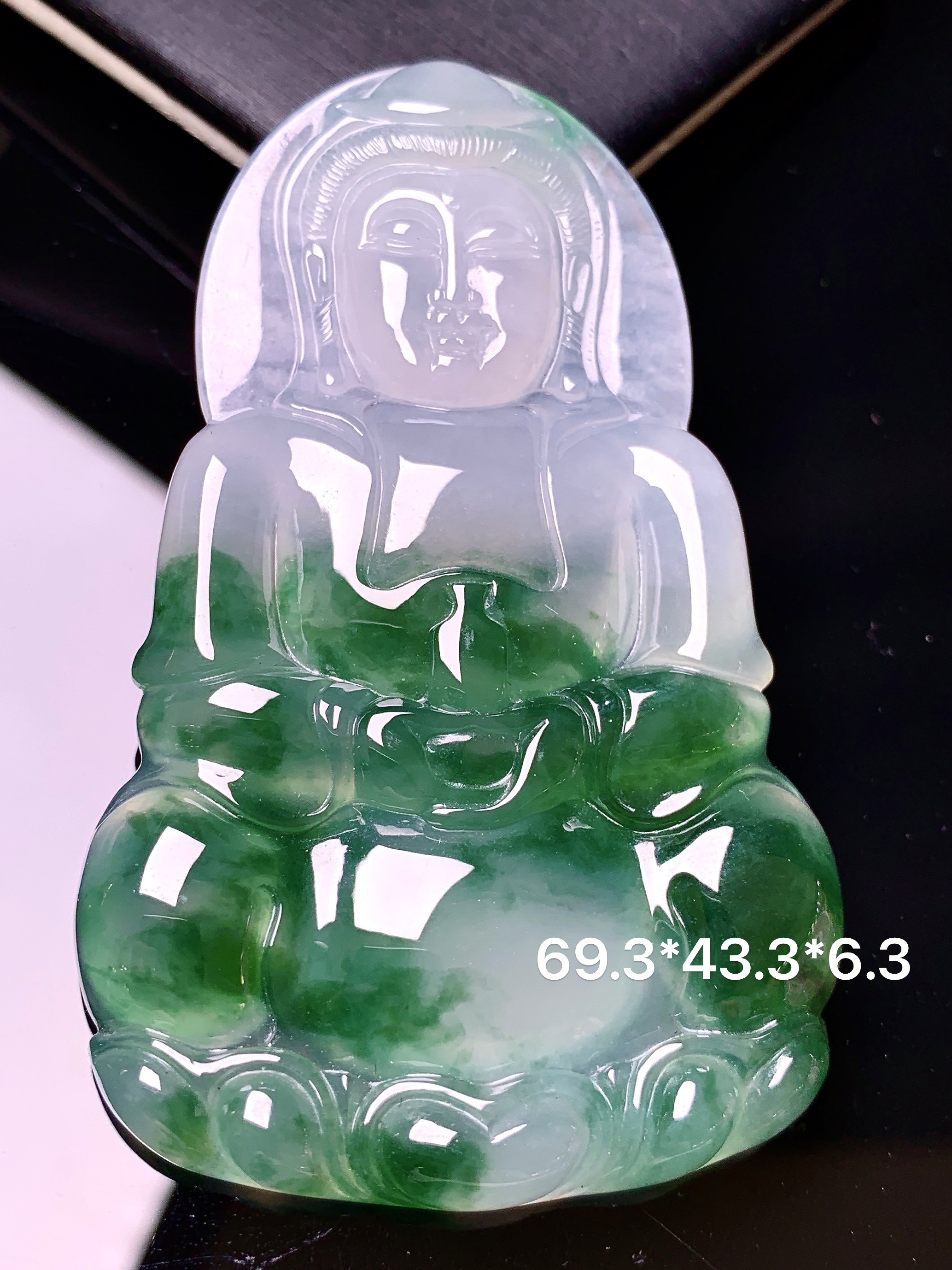 飘绿观音菩萨吊坠 玉质细腻 色泽艳丽清新 水润亮眼 整体尺寸69.3*43.3*6.3c1