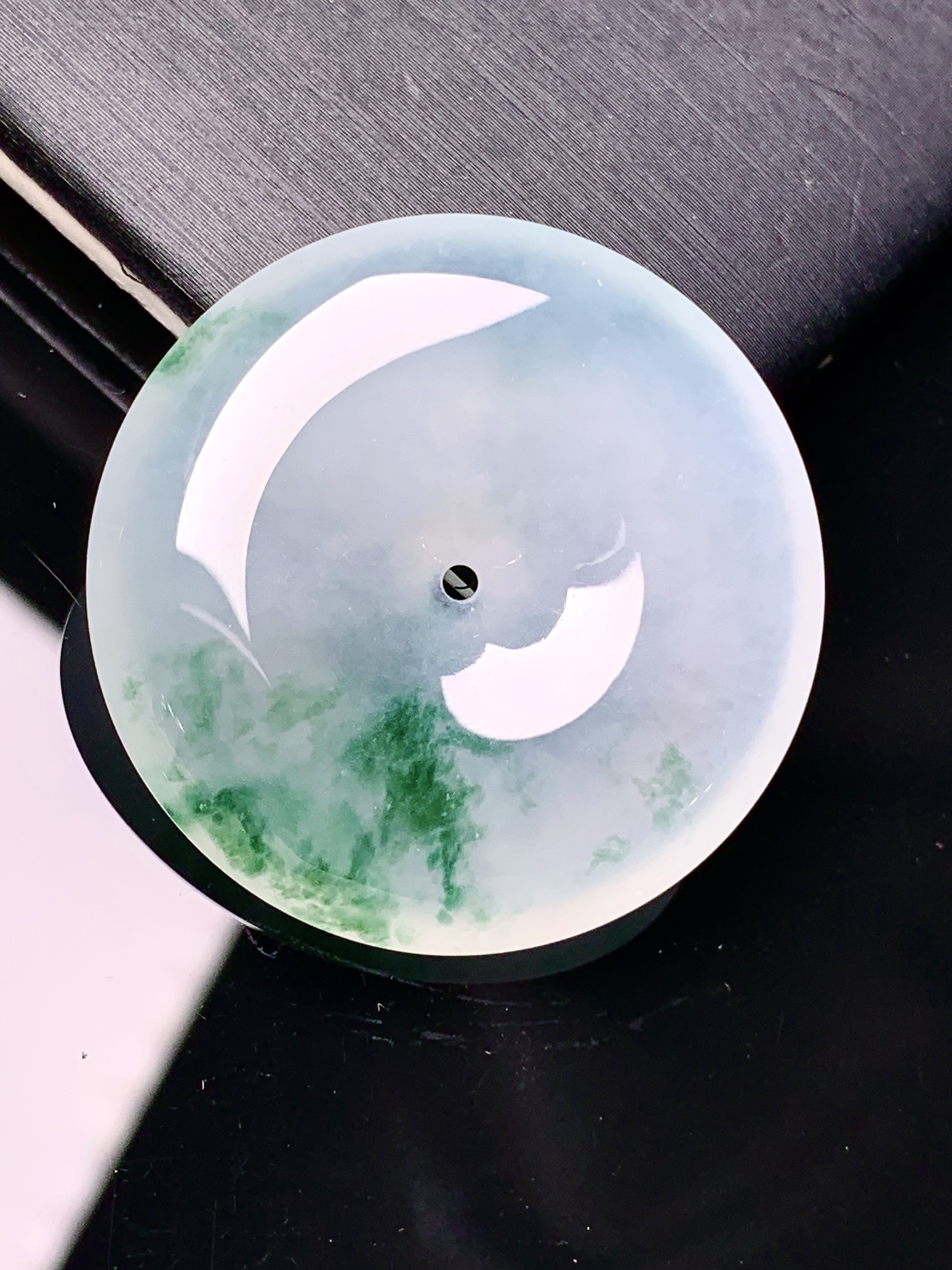 冰飘花平安扣吊坠 玉质细腻 色泽艳丽清新 水润亮眼 整体尺寸32*6.3x1